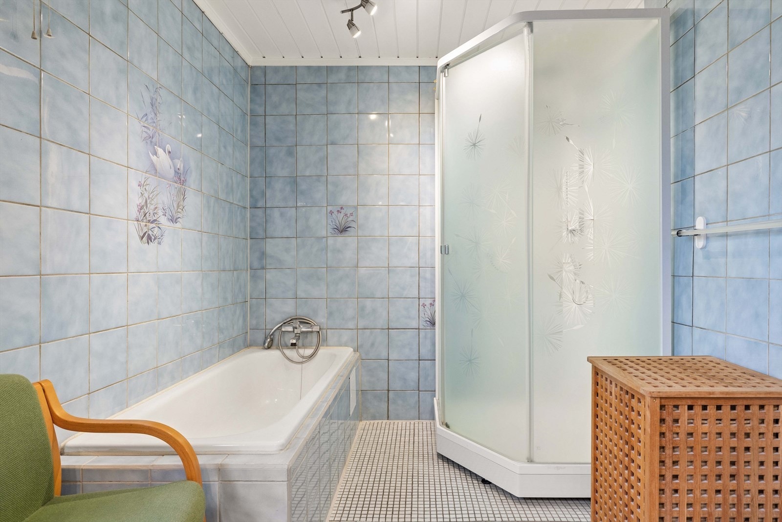 Badet er utstyrt med servant, dusjkabinett og badekar. Galleribilde