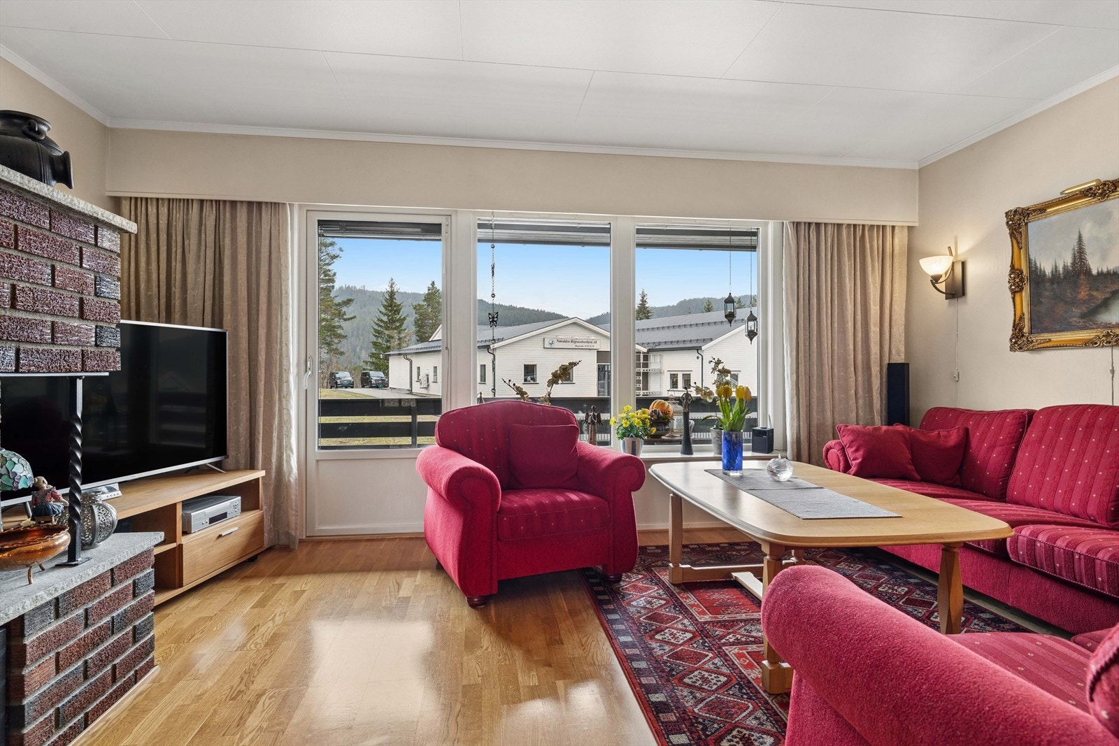 Romslig stue med god plass til sofagruppe. Galleribilde