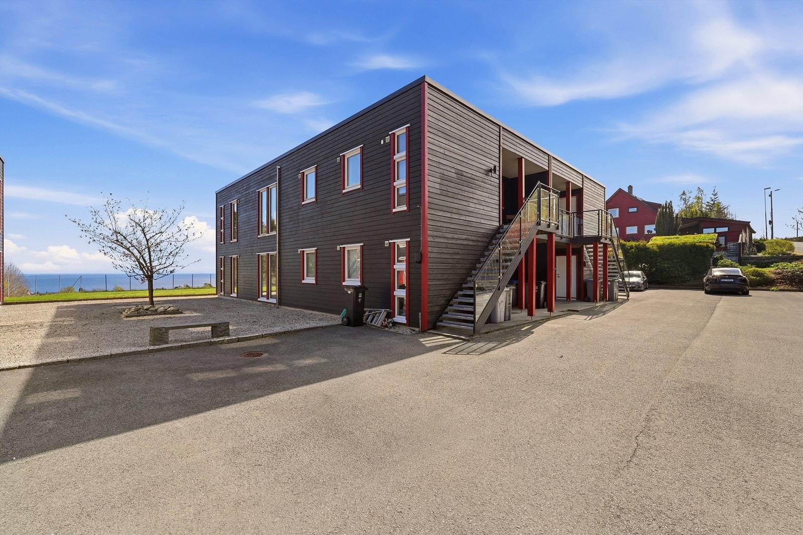 - Leiligheten disponerer hele 3 parkeringsplasser like utenfor inngangsdøren - Galleribilde