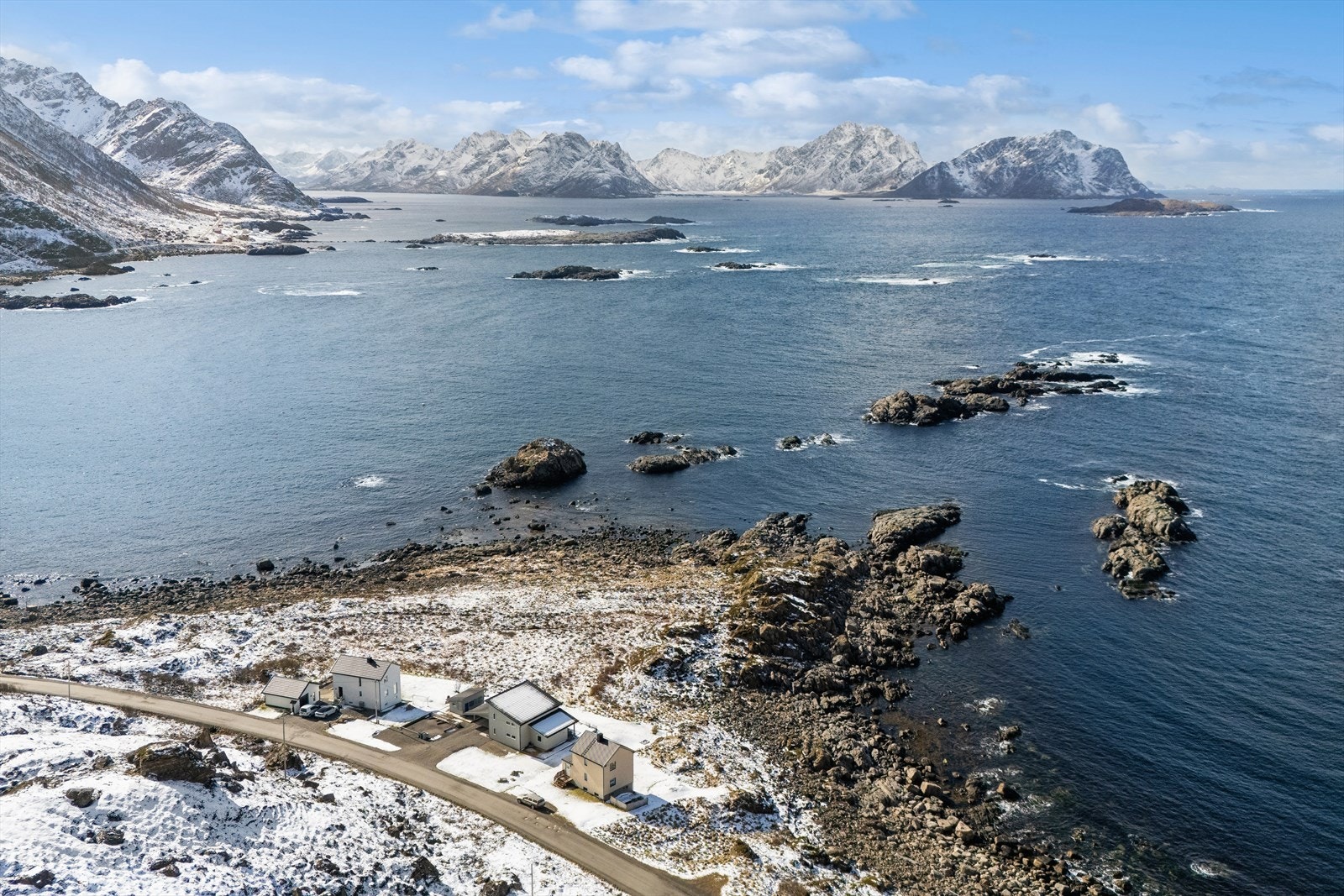 Eiendommen har en naturnær og idyllisk beliggenhet med kort kjøretur til Myre som byr på et bredt spekter av servicetilbud og fasiliteter. Galleribilde