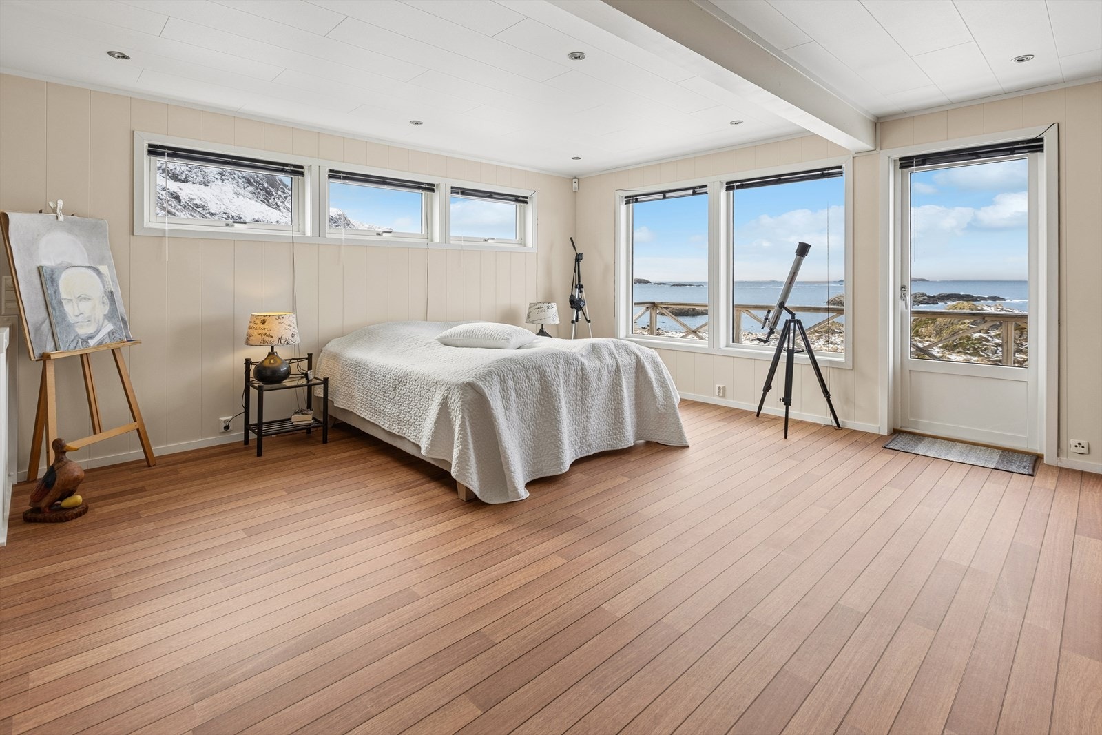 Andre etasje byr på en romslig loftstue som i dag disponeres som soverom og har direkte utgang til balkong. Galleribilde