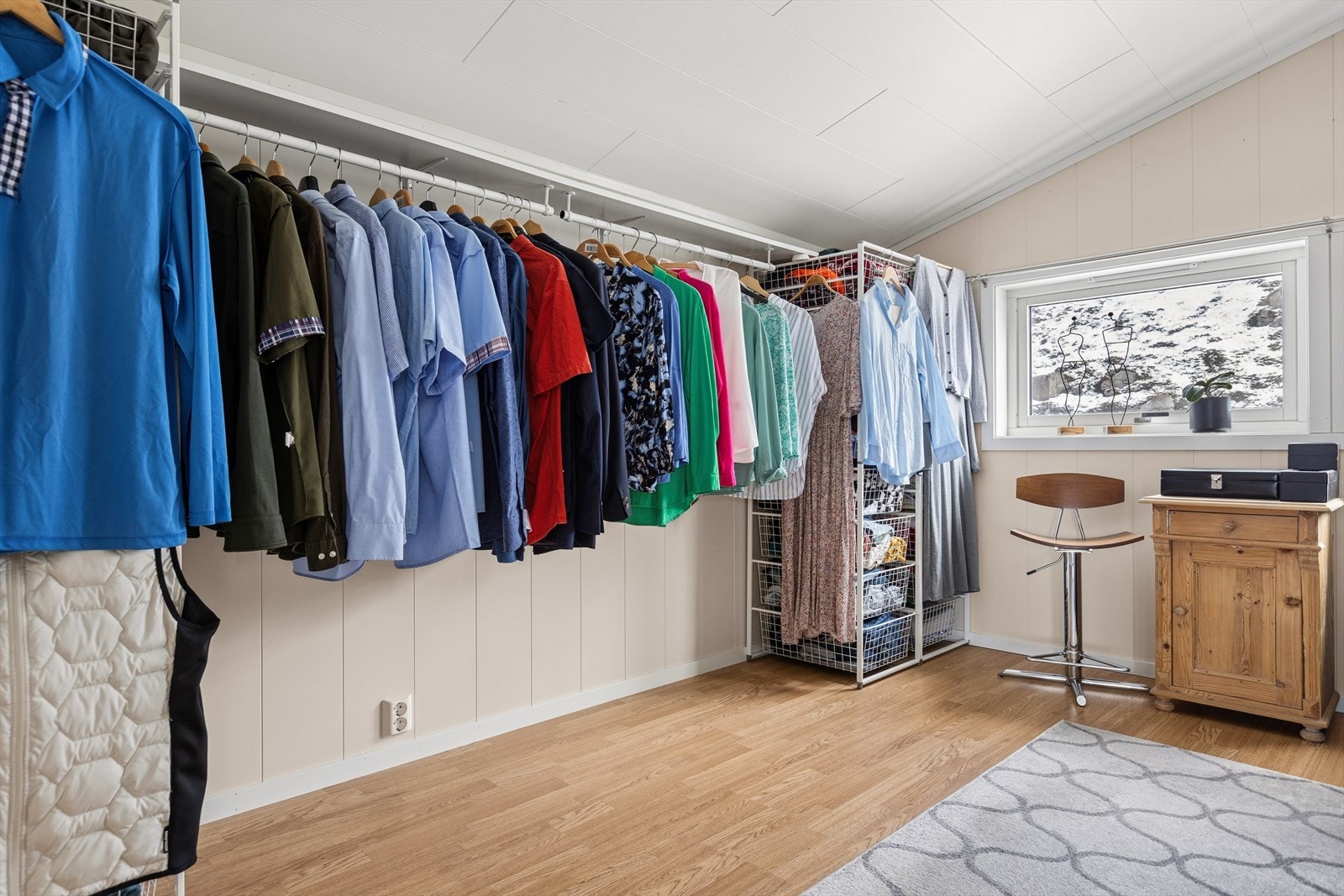 Separat fra loftstue er et soverom som i dag blir disponert som walk-in closet. Galleribilde