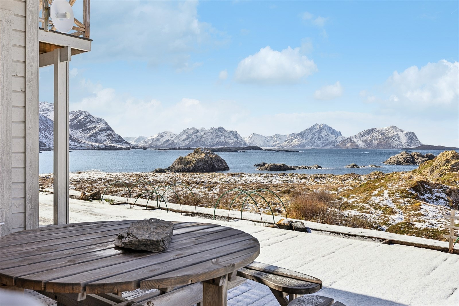På fremsiden av boligen finner man en svært romslig terrasse på 112 m². Galleribilde