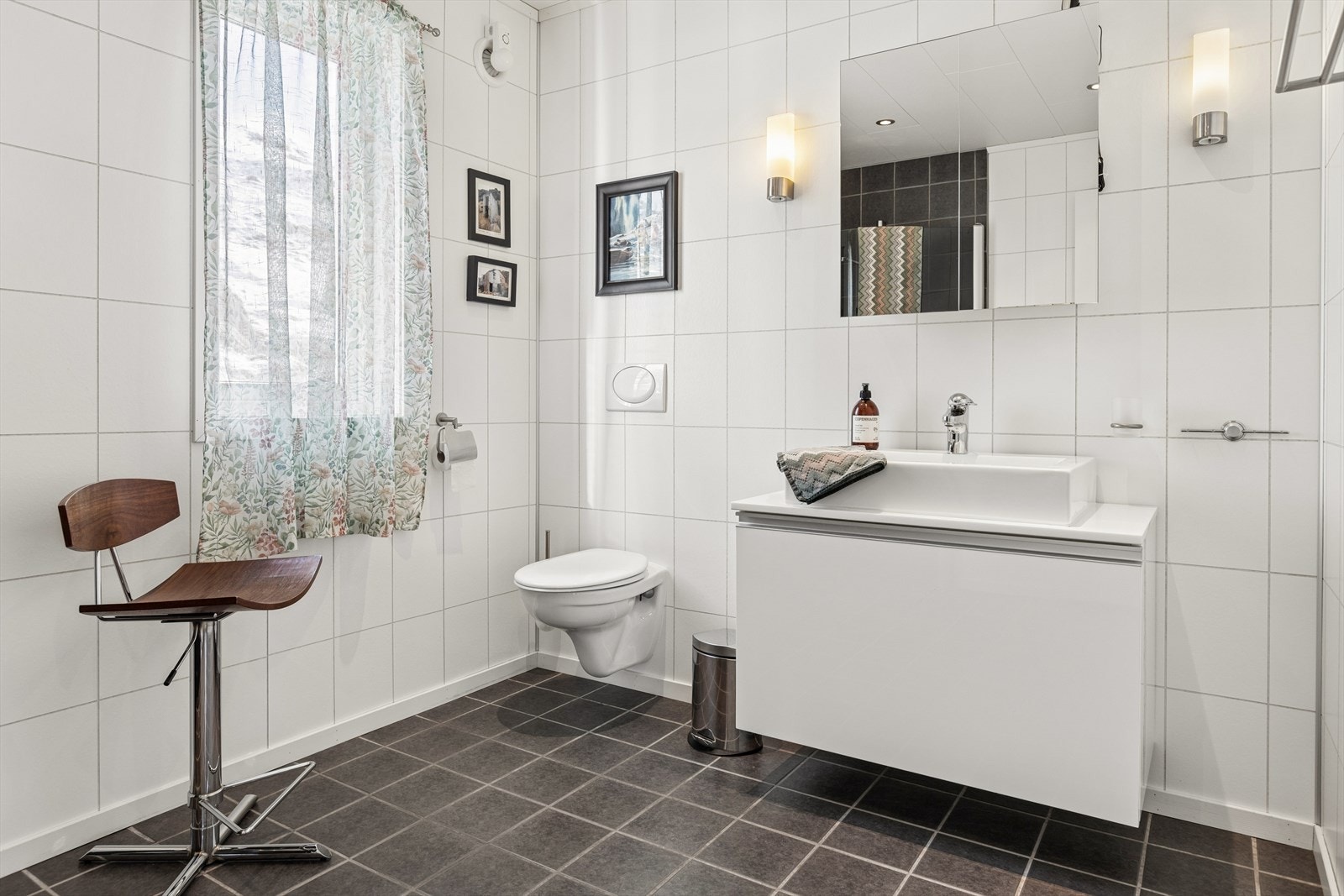 Boligen har to bad, med ett bad i hver etasje. Dette badet ligger i hovedetasjen. Galleribilde