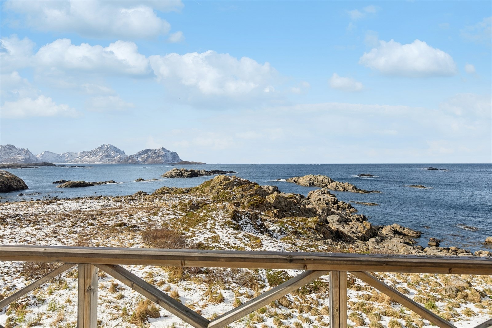 Balkongen byr på flott utsikt over havet, med fjellene som et vakkert bakteppe i horisonten. Galleribilde