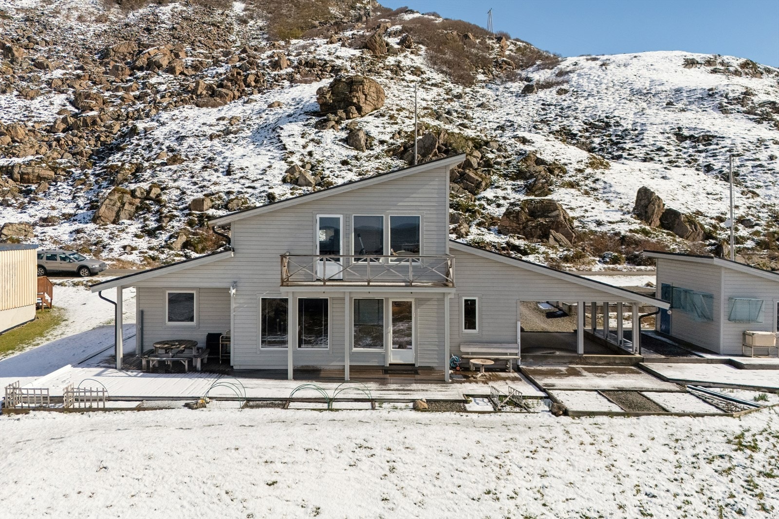 Eiendommen disponerer et praktisk uthus med gode bruks- og lagringsmuligheter. Galleribilde
