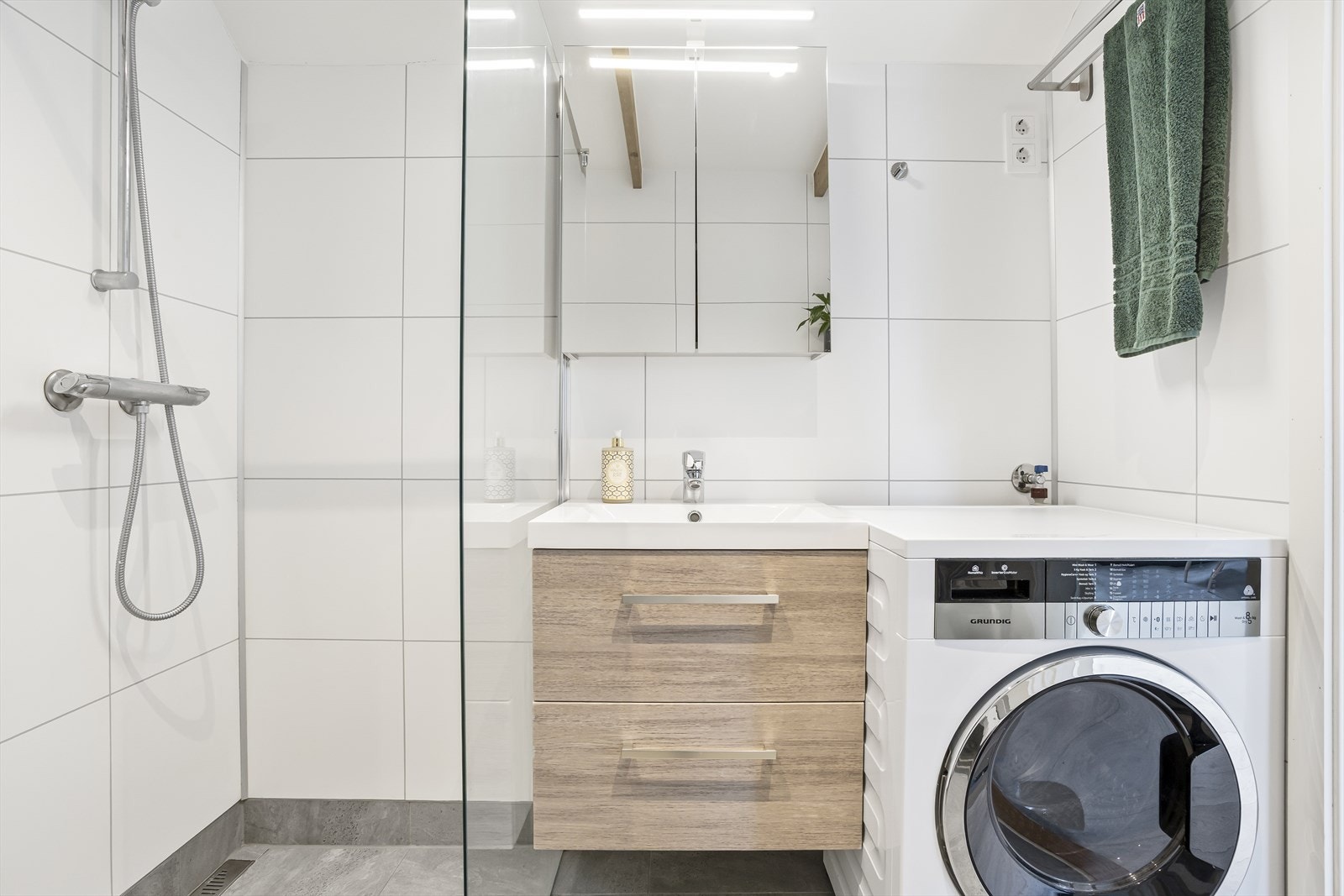 Badet er fra 2019/2020 og har flislagt gulv med elektriske varmekabler og opplegg for vaskemaskin. Galleribilde