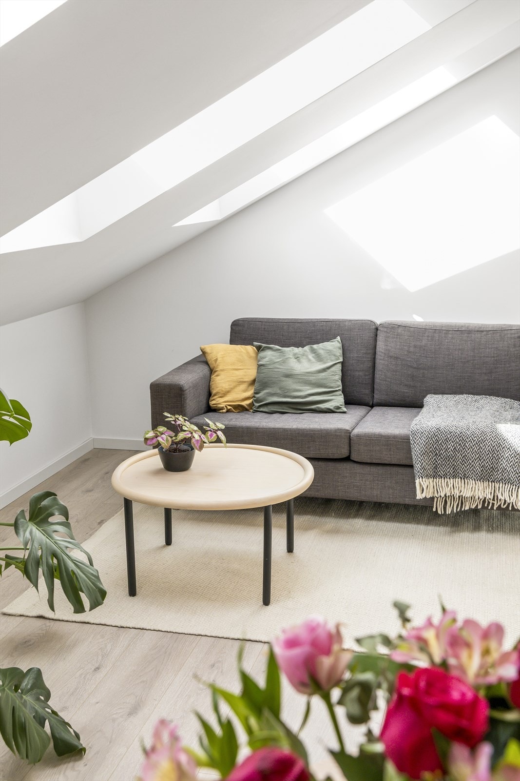 Fire takvinduer fra Velux sørger for rikelig med naturlig lys i oppholdsrommet. Galleribilde