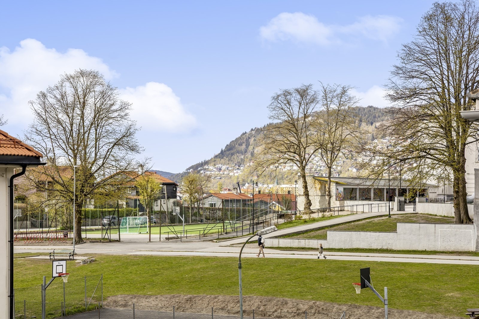 Kort avstand til skoler, barnehager og idrettsanlegg, som Fridalen skole rett i nærheten. Galleribilde