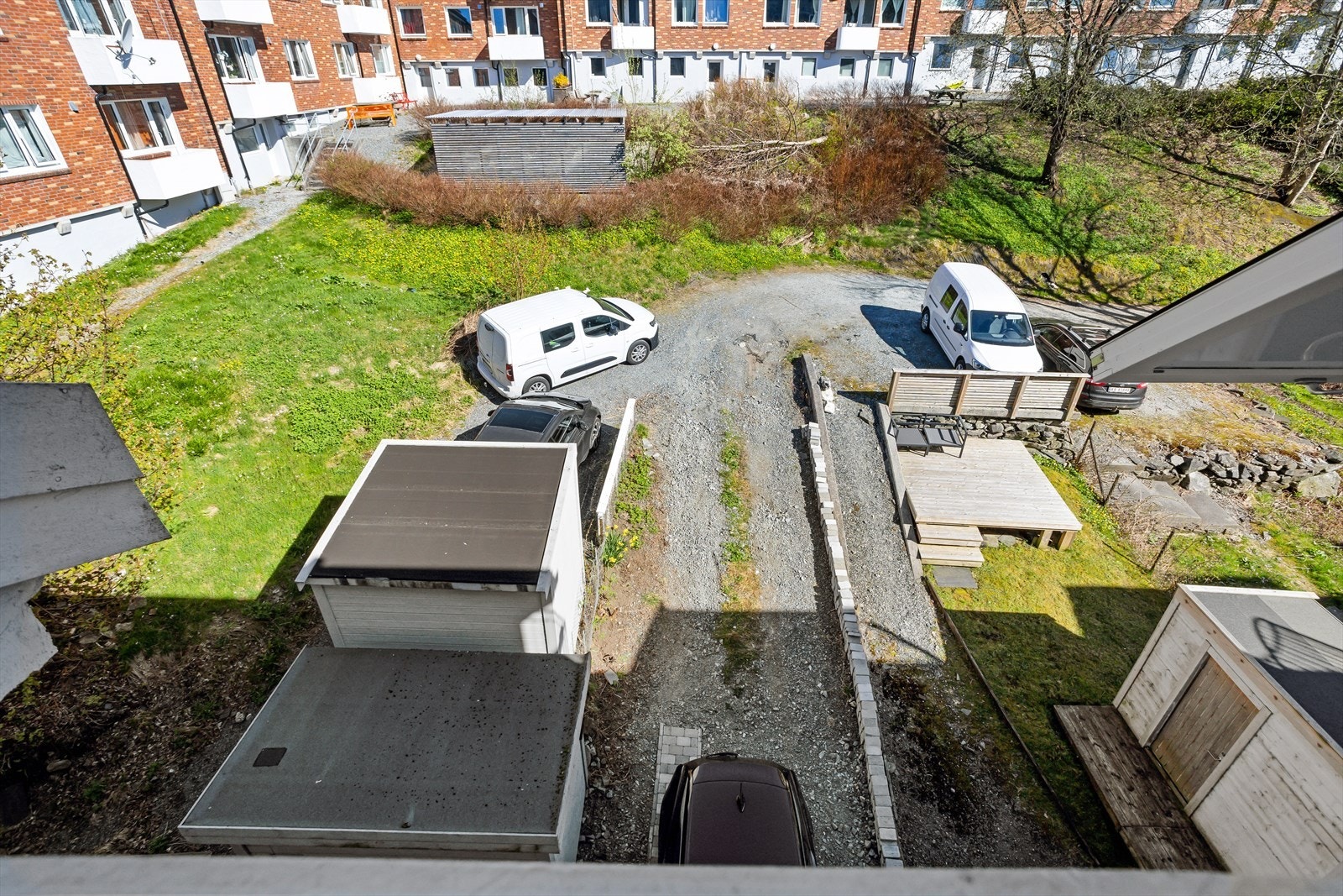 I bakgården er det parkering med tilgang til egen elbillader. Galleribilde