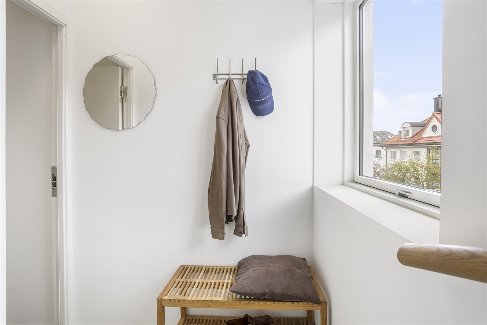 Privat inngangsparti i 2. etasje med trapp opp til leilighetens hoveddel. Galleribilde