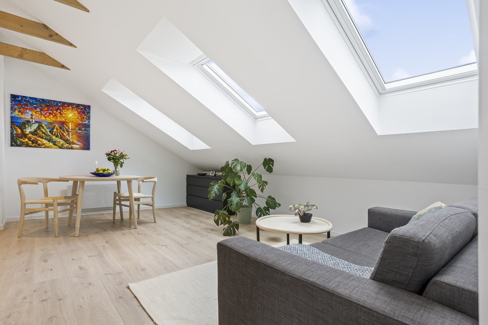 Gulvene har laminat, og alle overflater ble modernisert i forbindelse med innredningen av loftet. Galleribilde