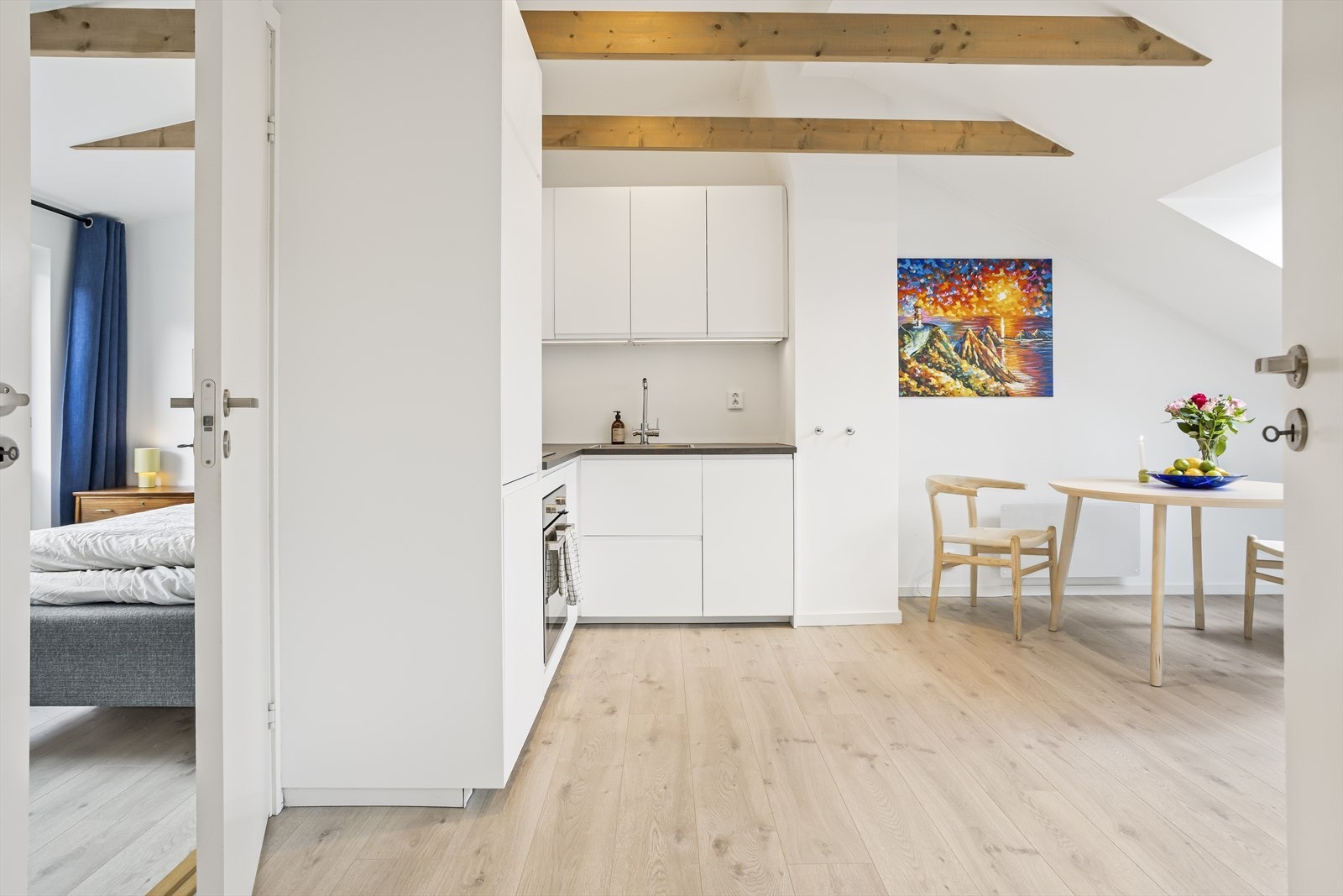 Kjøkkeninnredning fra Ikea med glatte, hvite fronter og laminert benkeplate, installert i 2019. Galleribilde