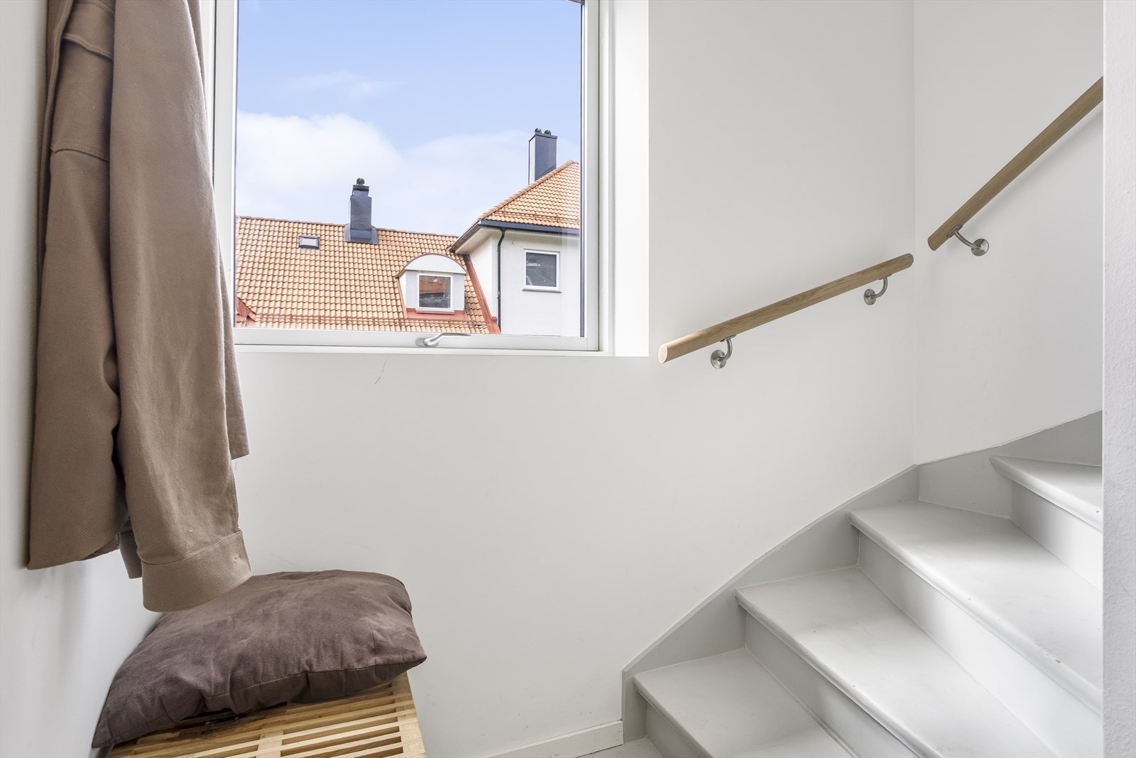 Den interne trappen har malte furubord og fører deg opp til loftsplanet. Galleribilde