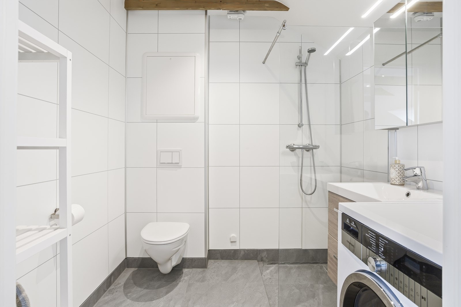 Badet er utstyrt med vegghengt toalett og dusj med glassdører. Rør-i-rør-system ble installert i 2020. Galleribilde