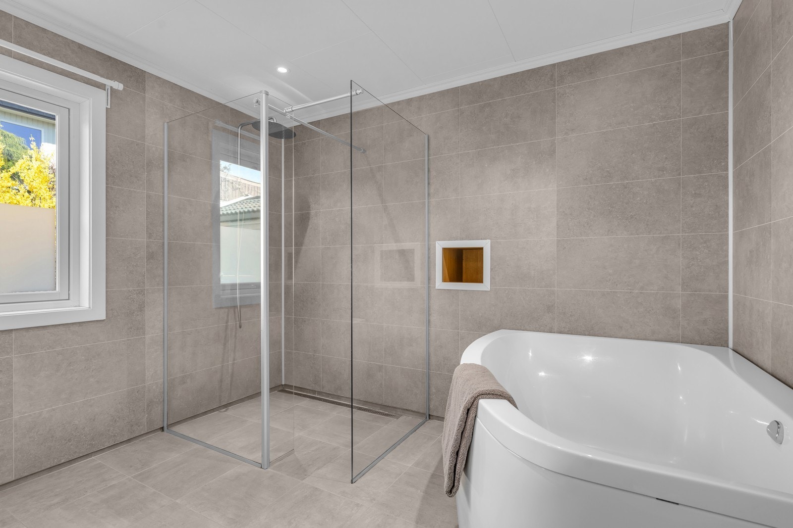 Badet har praktisk klesjakt til vaskerommet Galleribilde