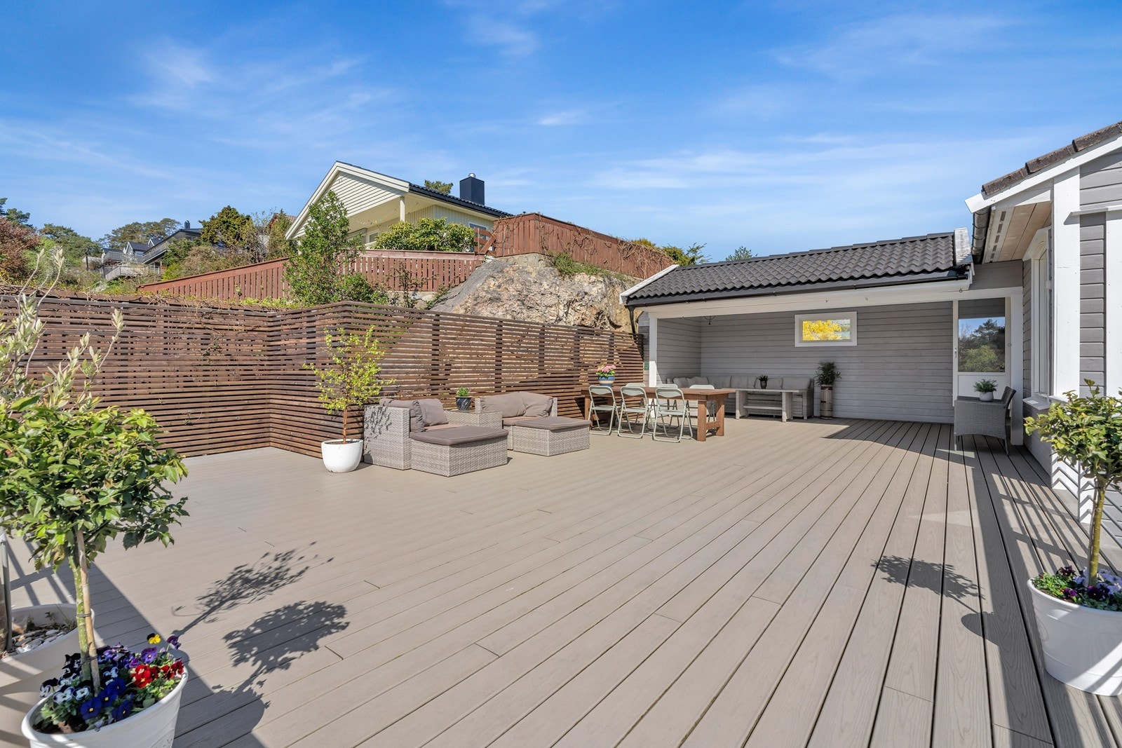 Terrasse med komposittmaterialer og skjulte innfestninger Galleribilde
