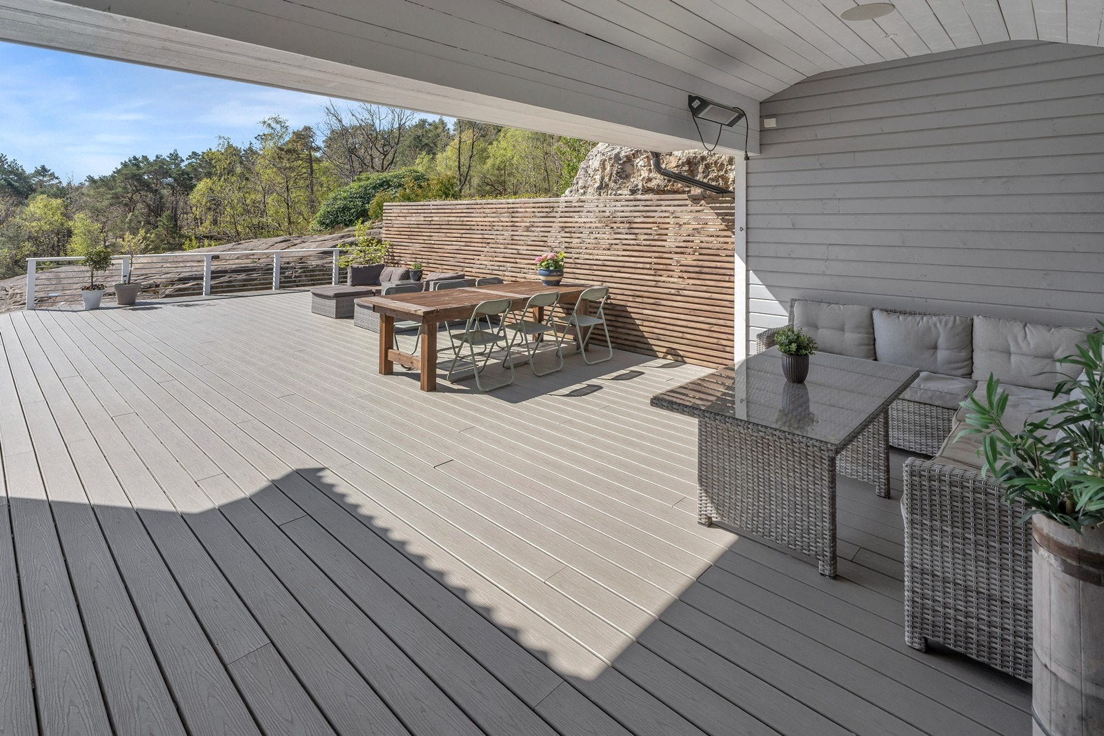 Varmelampe på terrassen for å forlenge kvelden. Det er også integrert høyttalere i tak på terrasse for å forenkle sommerfest\barnebursdag etc. Galleribilde