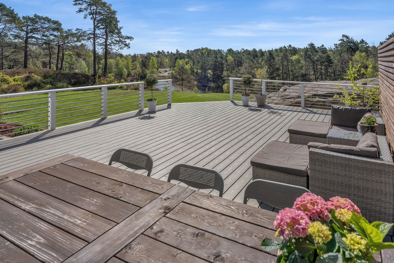 Solrik terrasse med idyllisk utsikt mot Nordjønn og fredelig naturområde Galleribilde