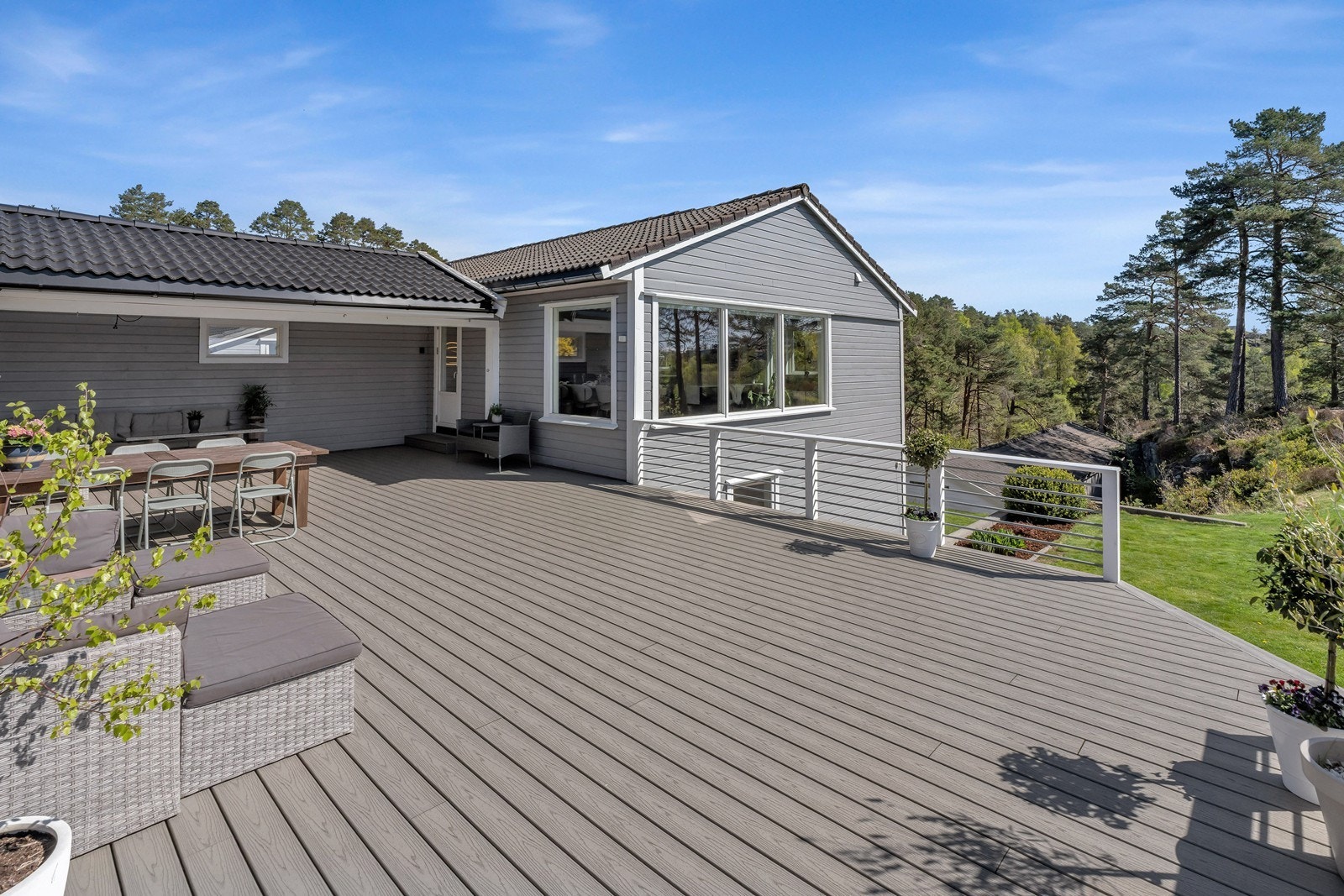 Stor terrasse med fantastiske solforhold Galleribilde