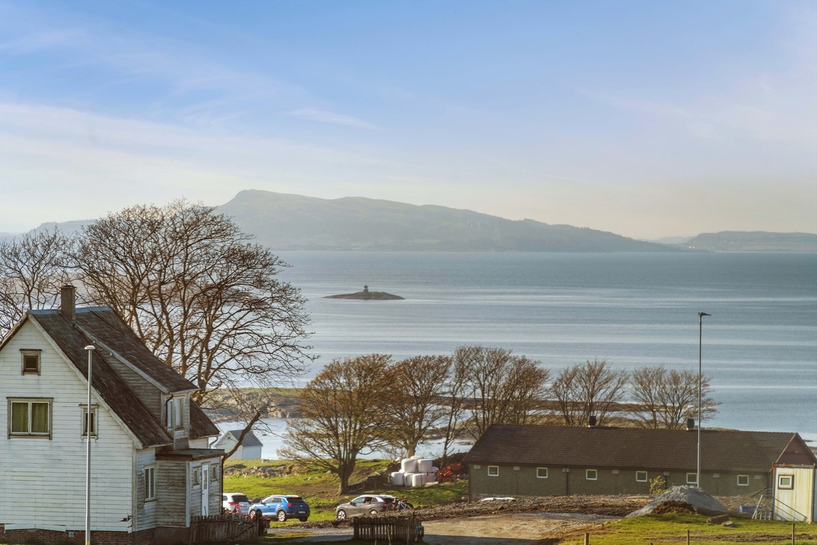 Utsikt mot fjorden fra eiendommen. Galleribilde