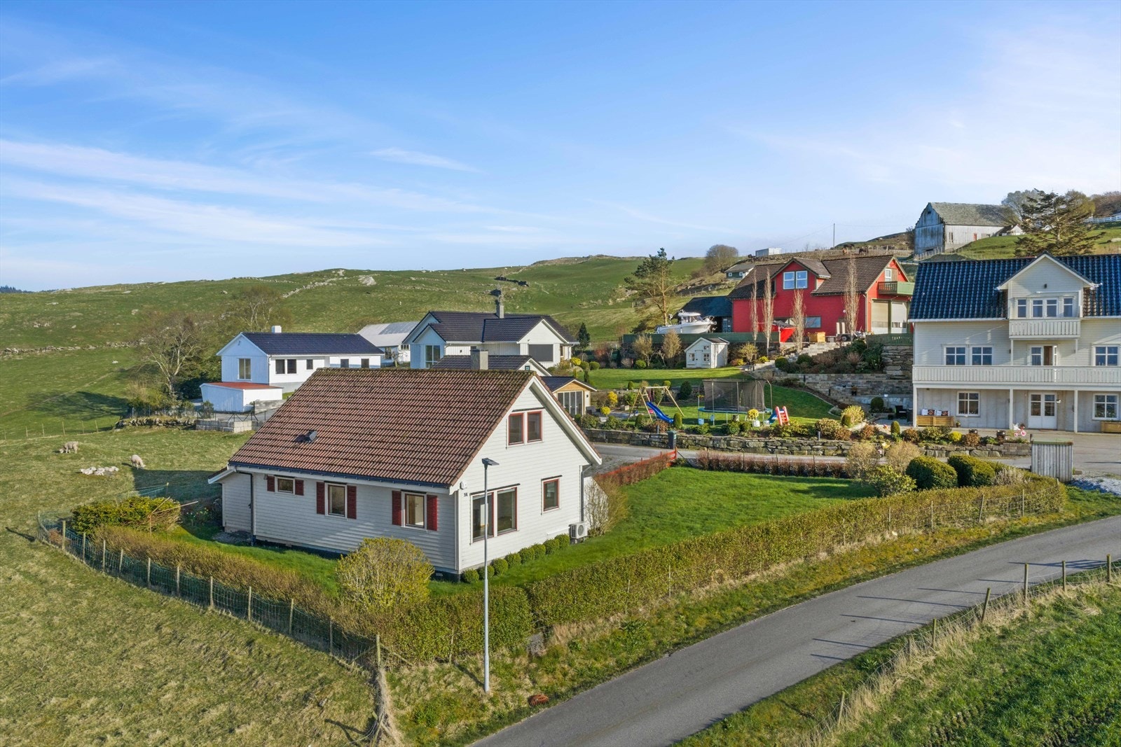 Boligen ligger i et rolig og etablert nabolag. Galleribilde