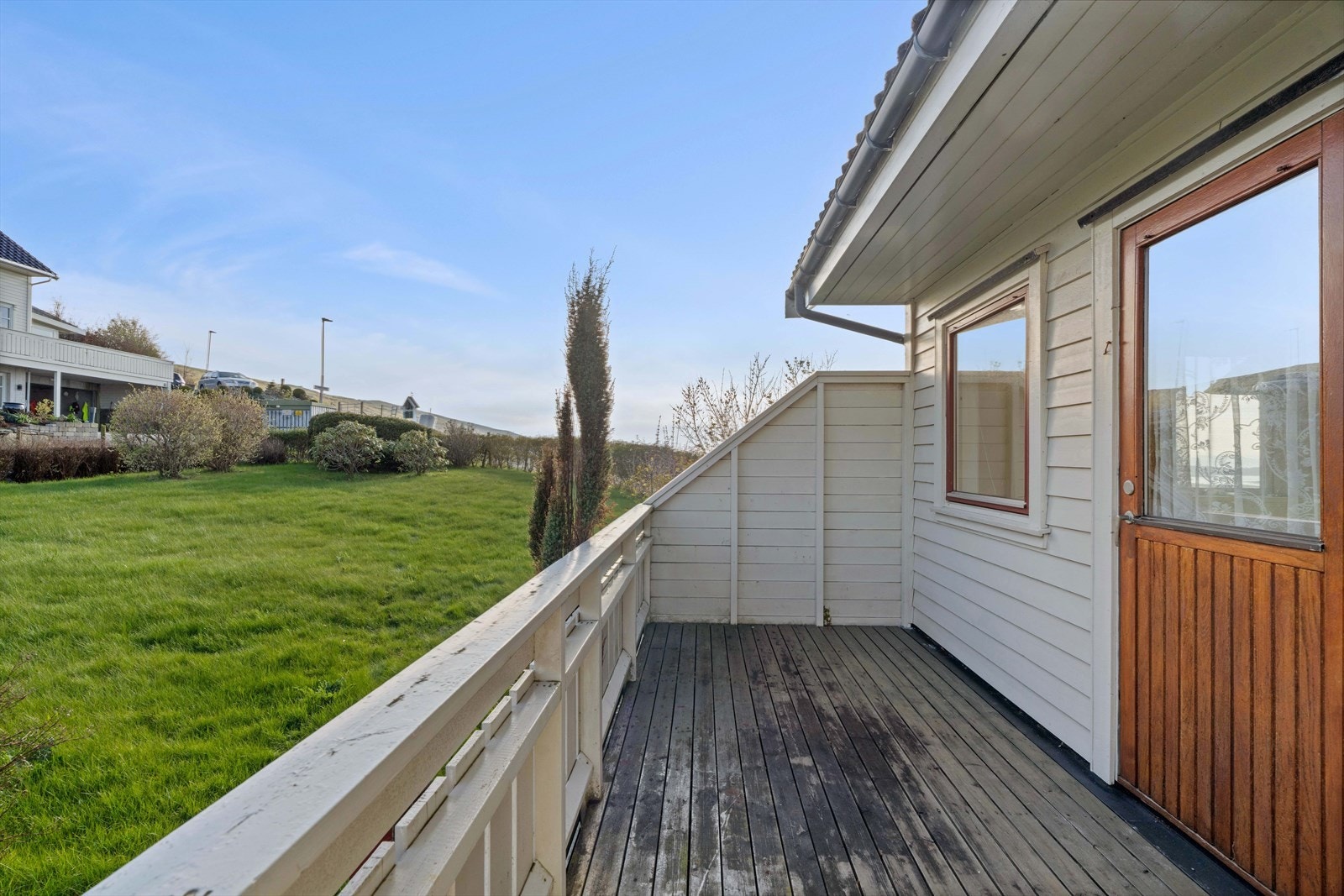Fra første etasje er det utgang til en terrasse. Galleribilde