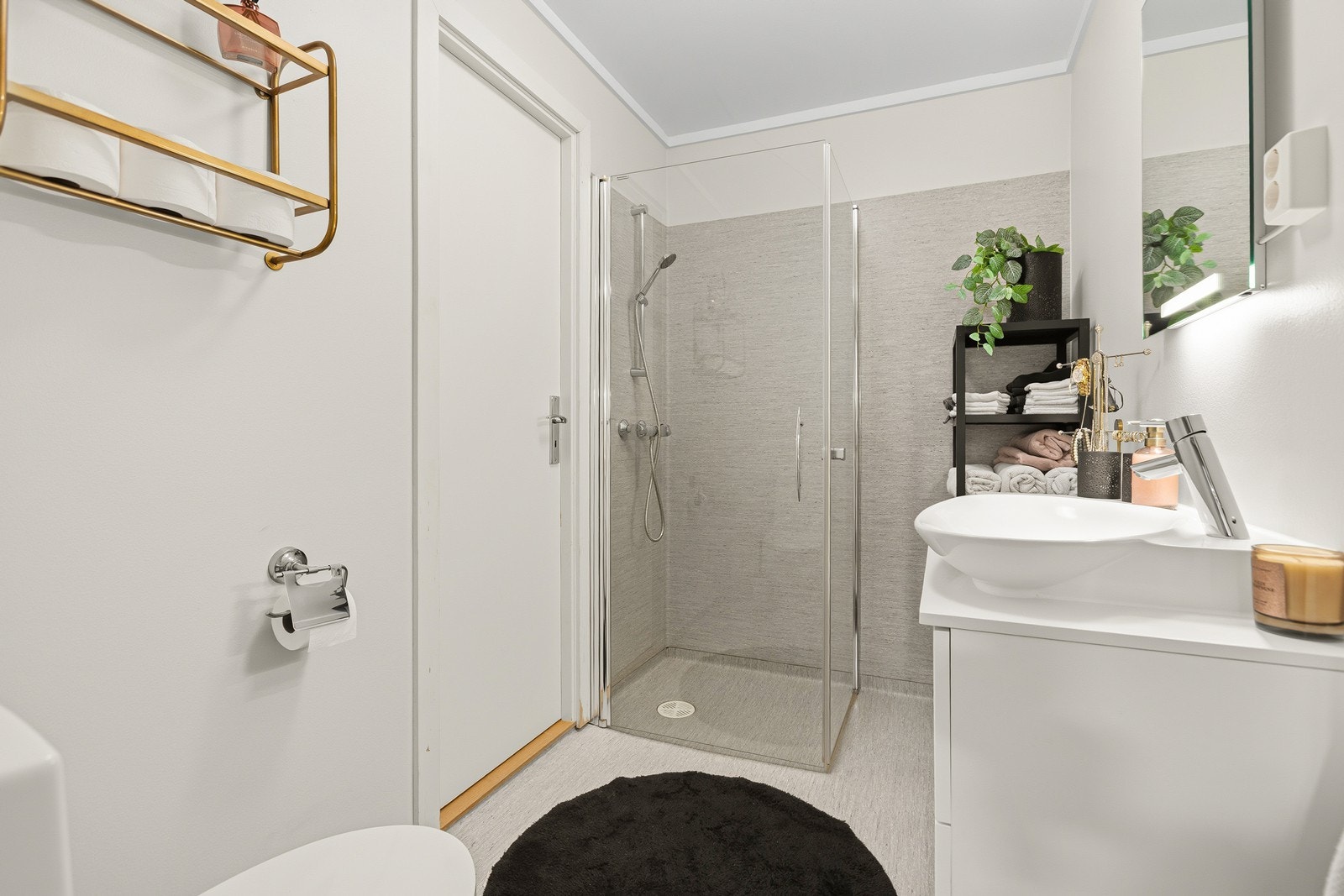 Bad med dusjhjørne, servant og wc Galleribilde