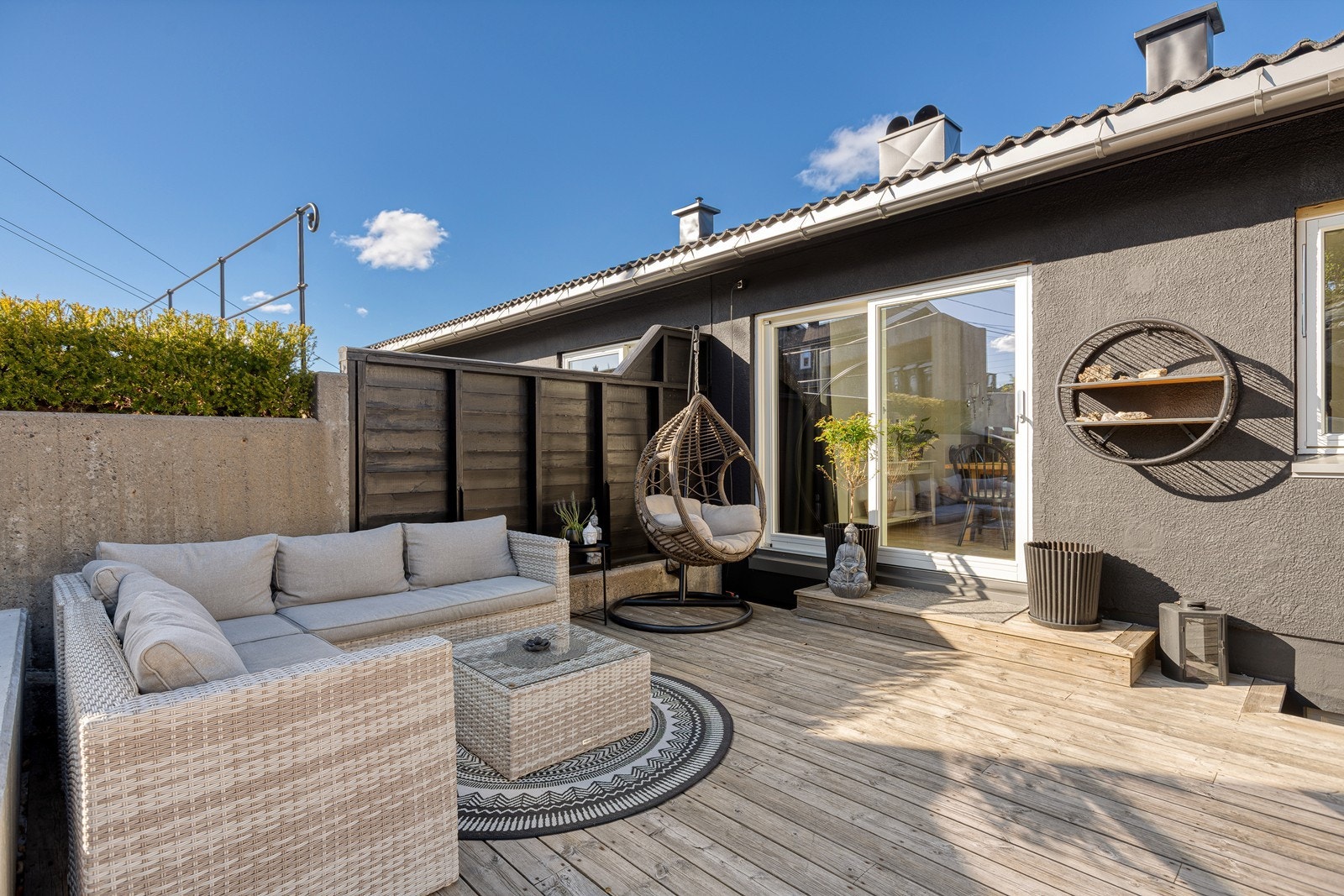 Usjenert terrasse med gode solforhold Galleribilde