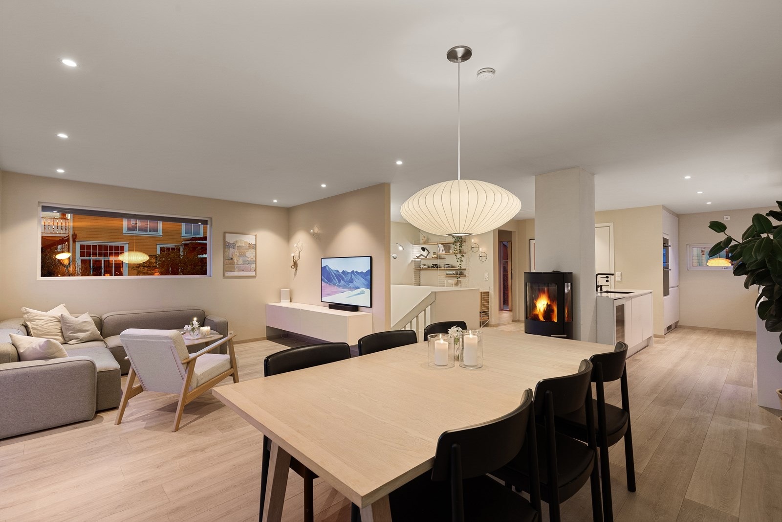 Huset har gjennomgått en betydelig oppgradering, hvor overflatene er meget delikate og moderne Galleribilde
