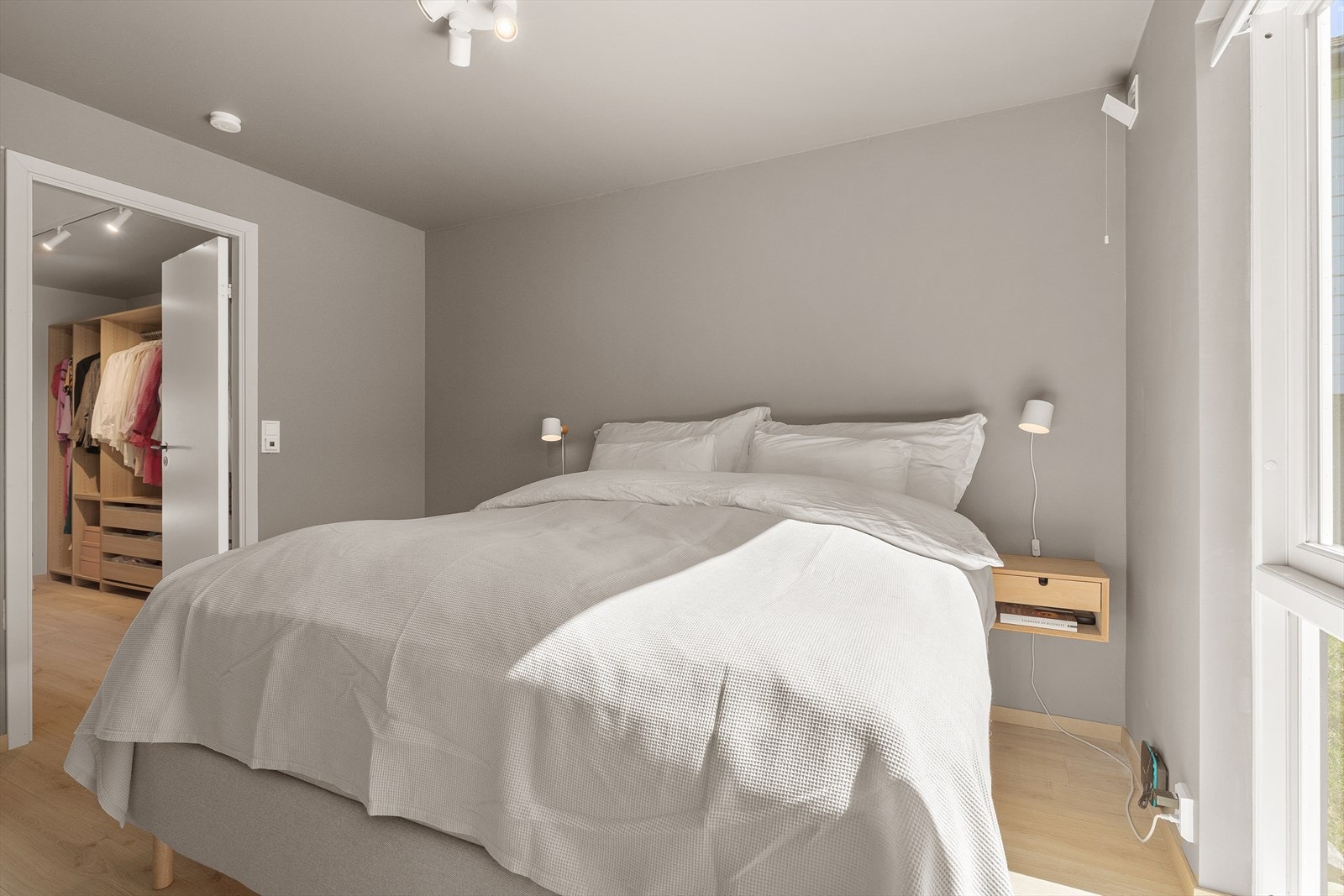 Hovedsoverom med direkte inngang til walk-in-closet/bod Galleribilde