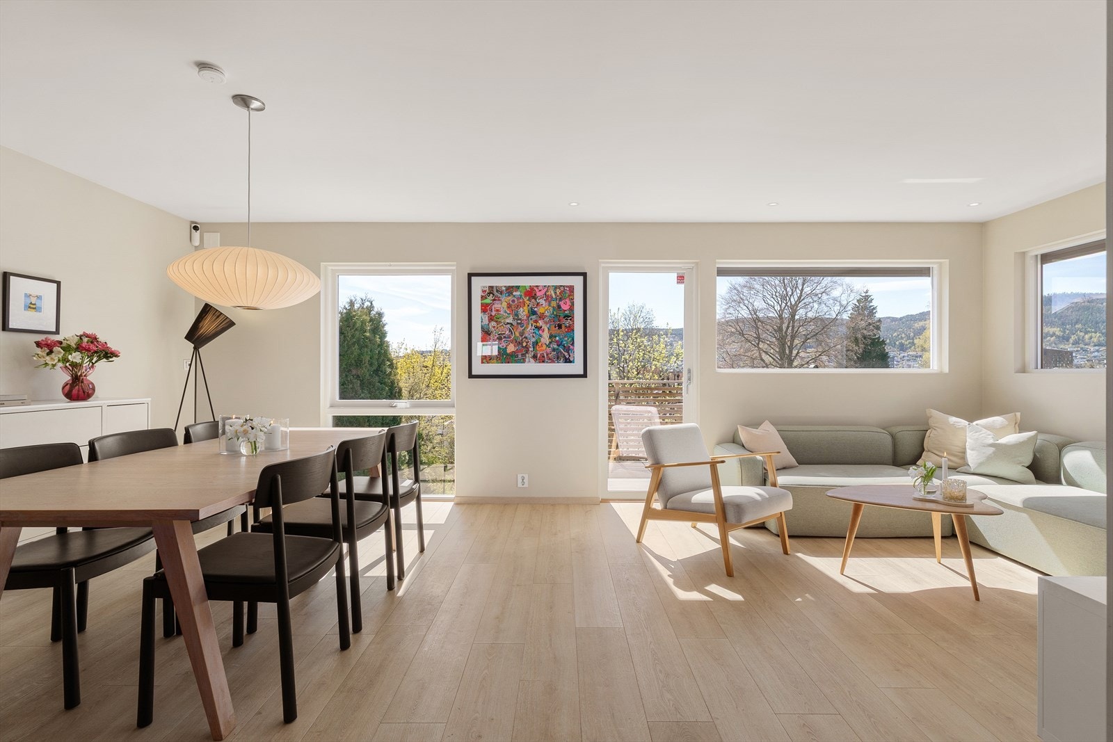 Huset har rikt med lysinnslipp, i tillegg til downlights i tak Galleribilde