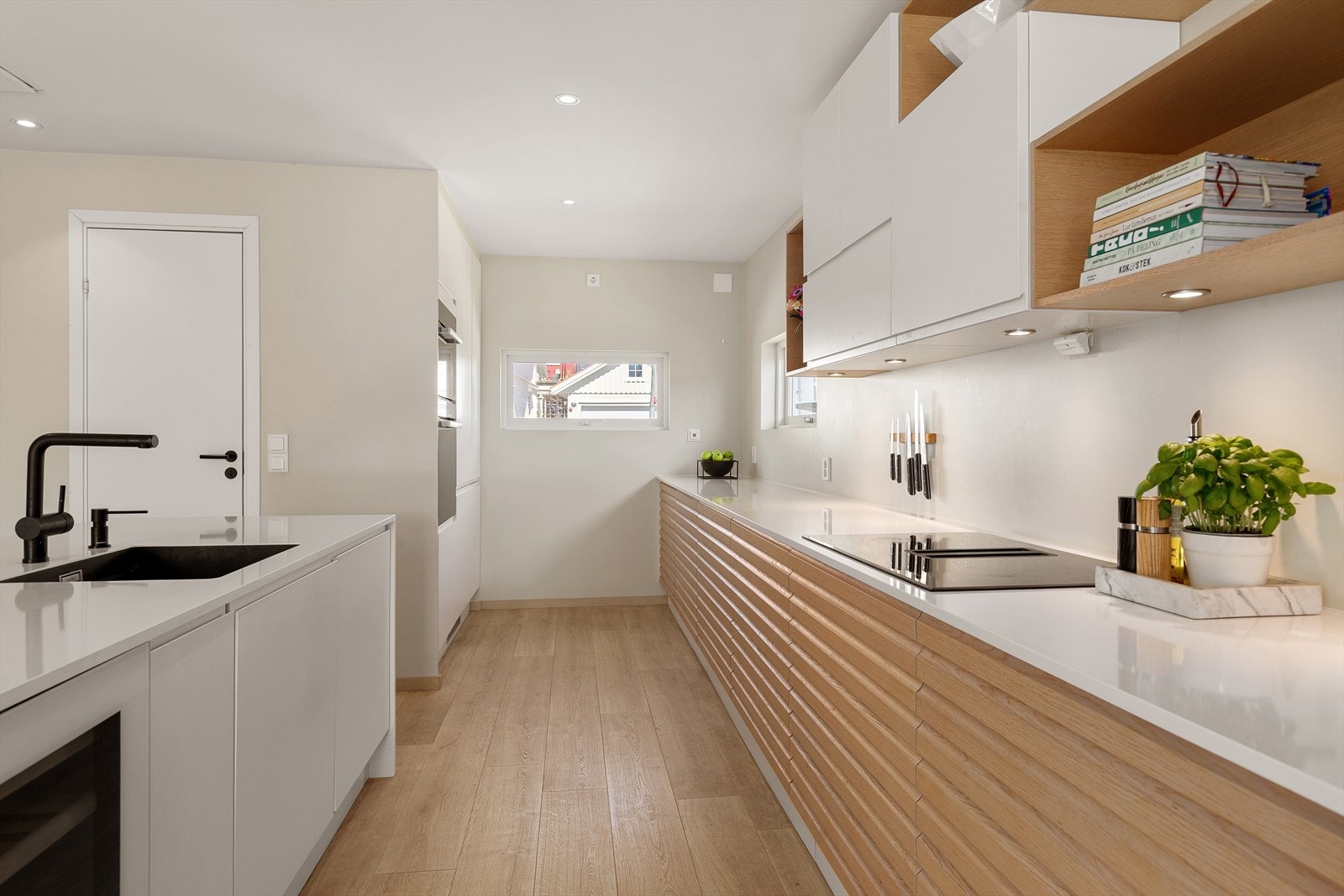 Benkeplaten er av Silestone komposittstein Galleribilde