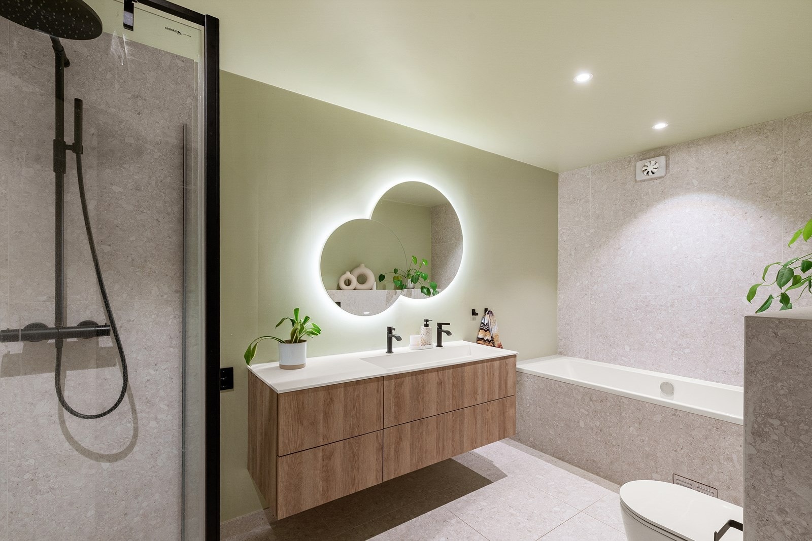 Badet har flis på gulv og i dusj-/badesone, samt våtromsmaling på øvrige vegger. Dette gir en fleksibel, og moderne løsning. Galleribilde