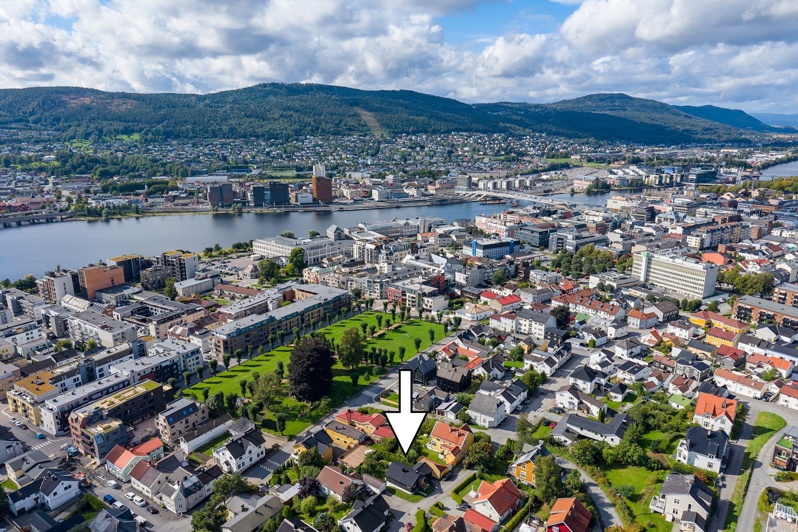 Boligen ligger sentralt på Bragernes, tilbaketrukket i blindvei, dog med nærhet til alt man trenger i hverdagen Galleribilde