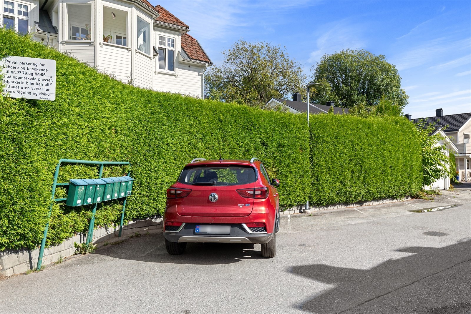 Boligen eier 1/8 del av et realsameie med gjesteparkering Galleribilde