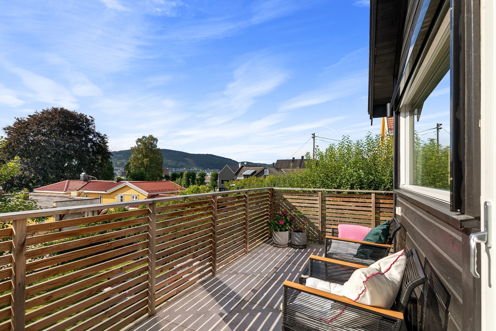 Huset ligger meget solrikt til med sol gjennom store deler av dagen Galleribilde