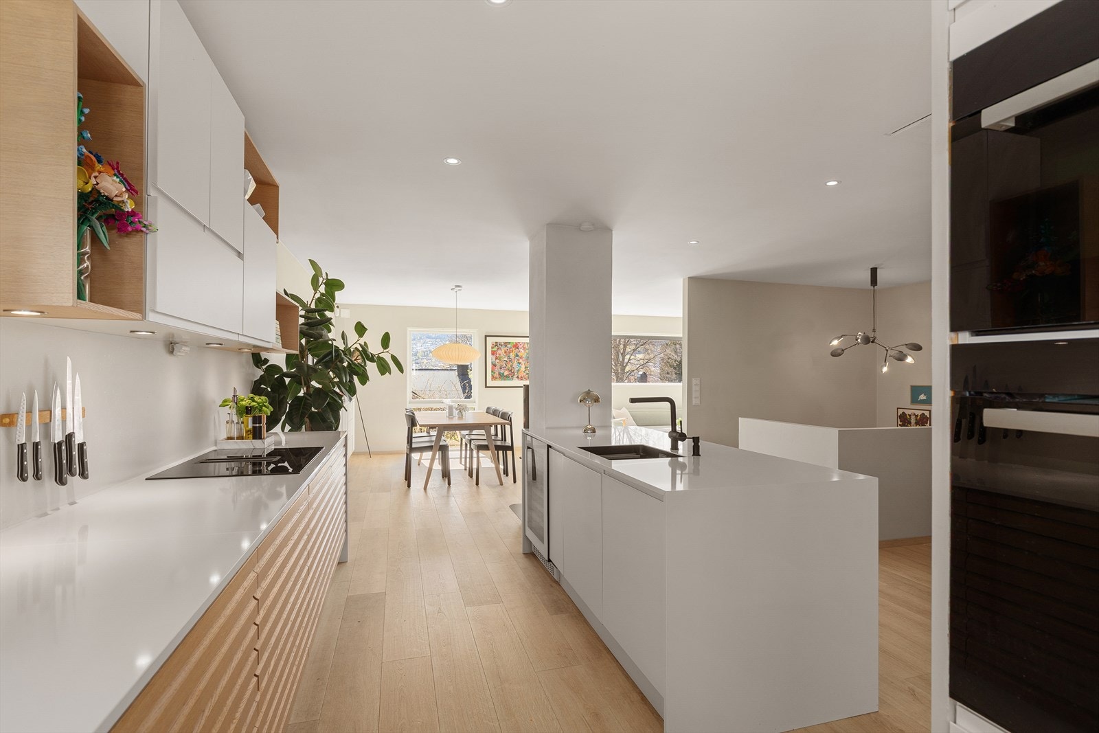 Kjøkkenet har integrerte hvitevarer, herunder koketopp med direkte avtrekk ut Galleribilde