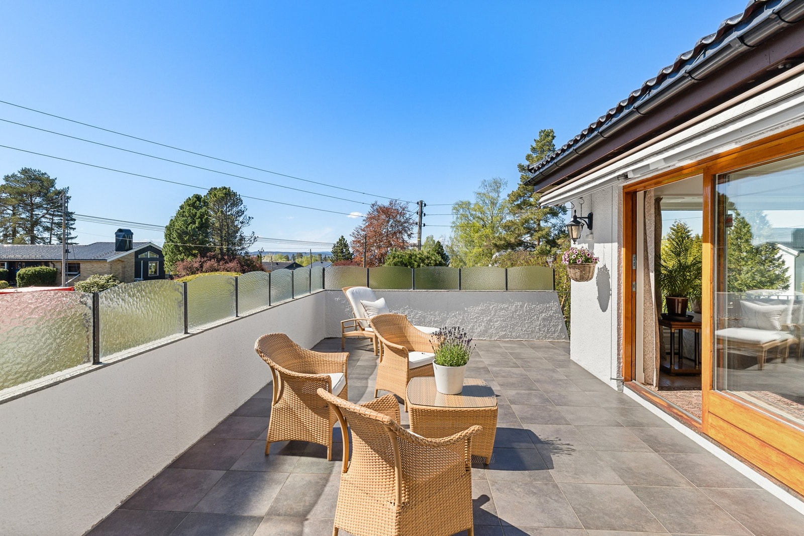 Fra stuen er det utgang til en sydvestvendt terrasse på ca. 40 m² med gode solforhold og god plass til flere sittegrupper. Galleribilde