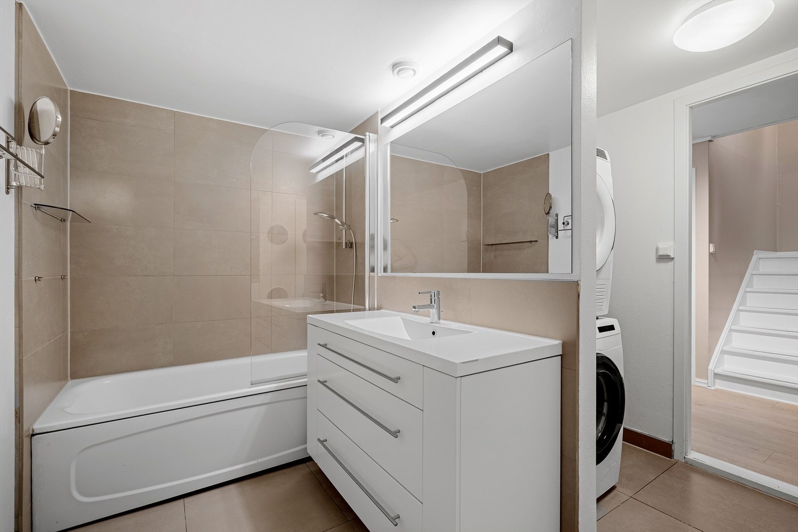 Badet er av god størrelse. og har lyse overflater og fliser på gulv m/varmekabler. Galleribilde