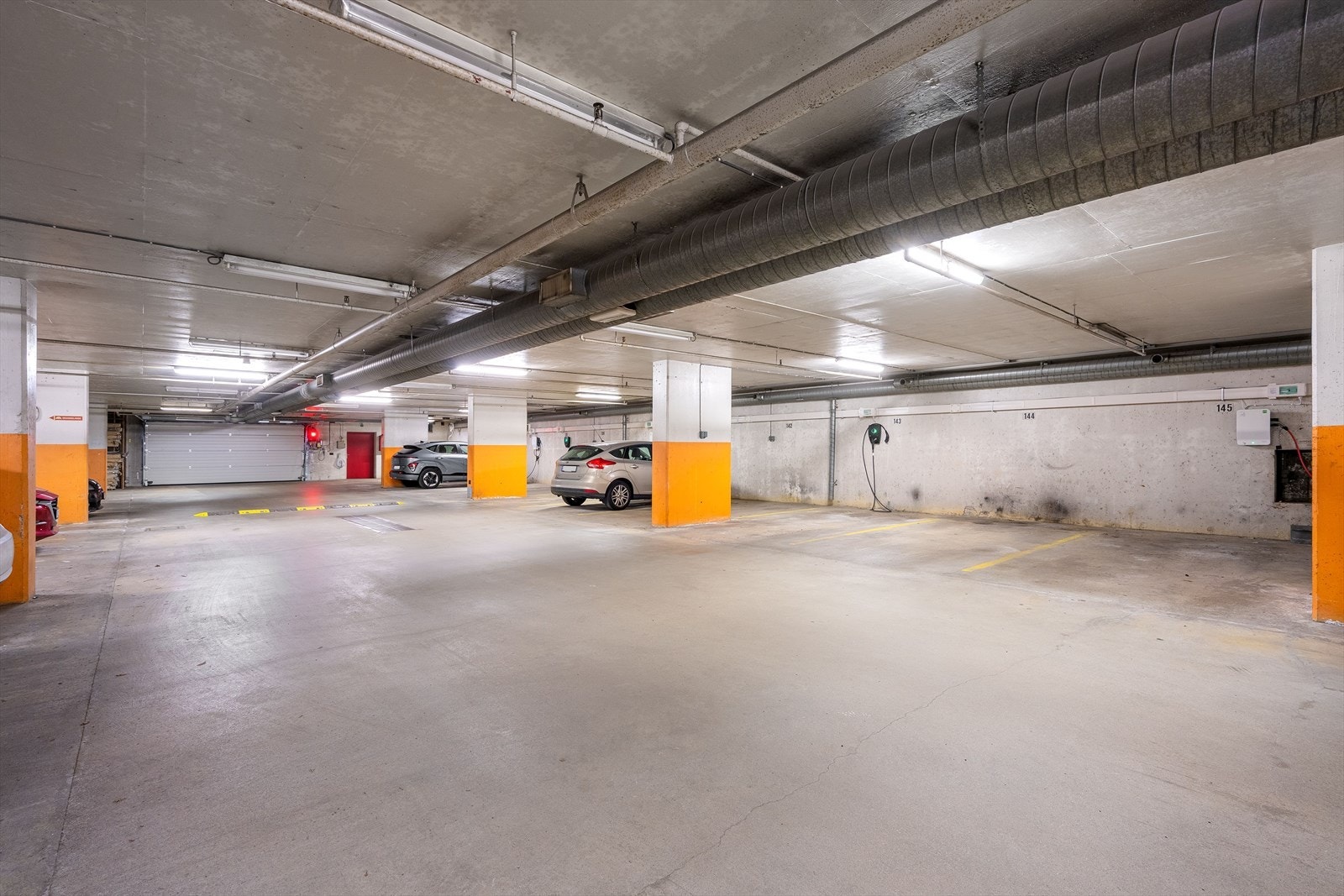 Du disponerer også en egen biloppstillingsplass i lukket anlegg. Installert elbil lader fra 2025. Galleribilde