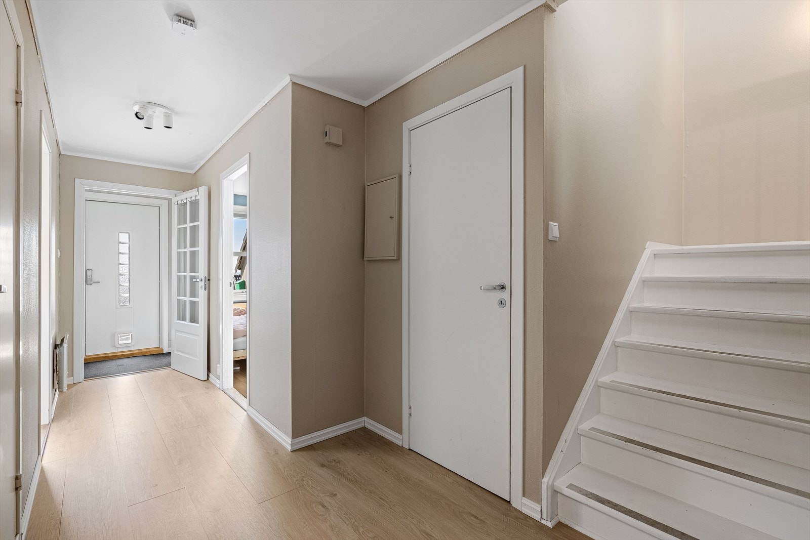 Det er gode lagringsmuligheter i leiligheten i form av to innvendige boder og en sportsbod ved inngangspartiet. Galleribilde
