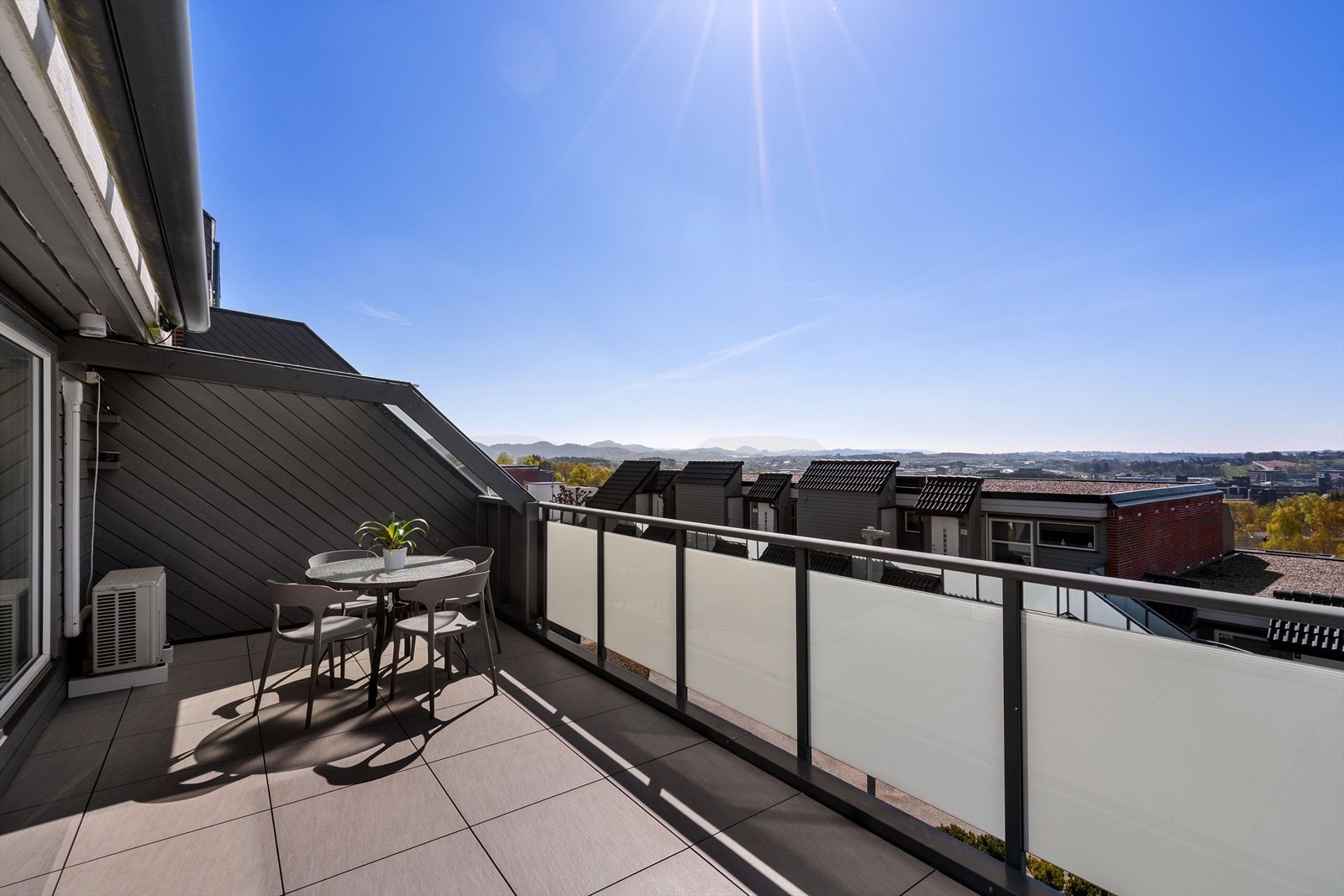 Her får du en sørvendt terrasse på ca. 20 kvm hvor man har gode solforhold og fin utsikt. Galleribilde