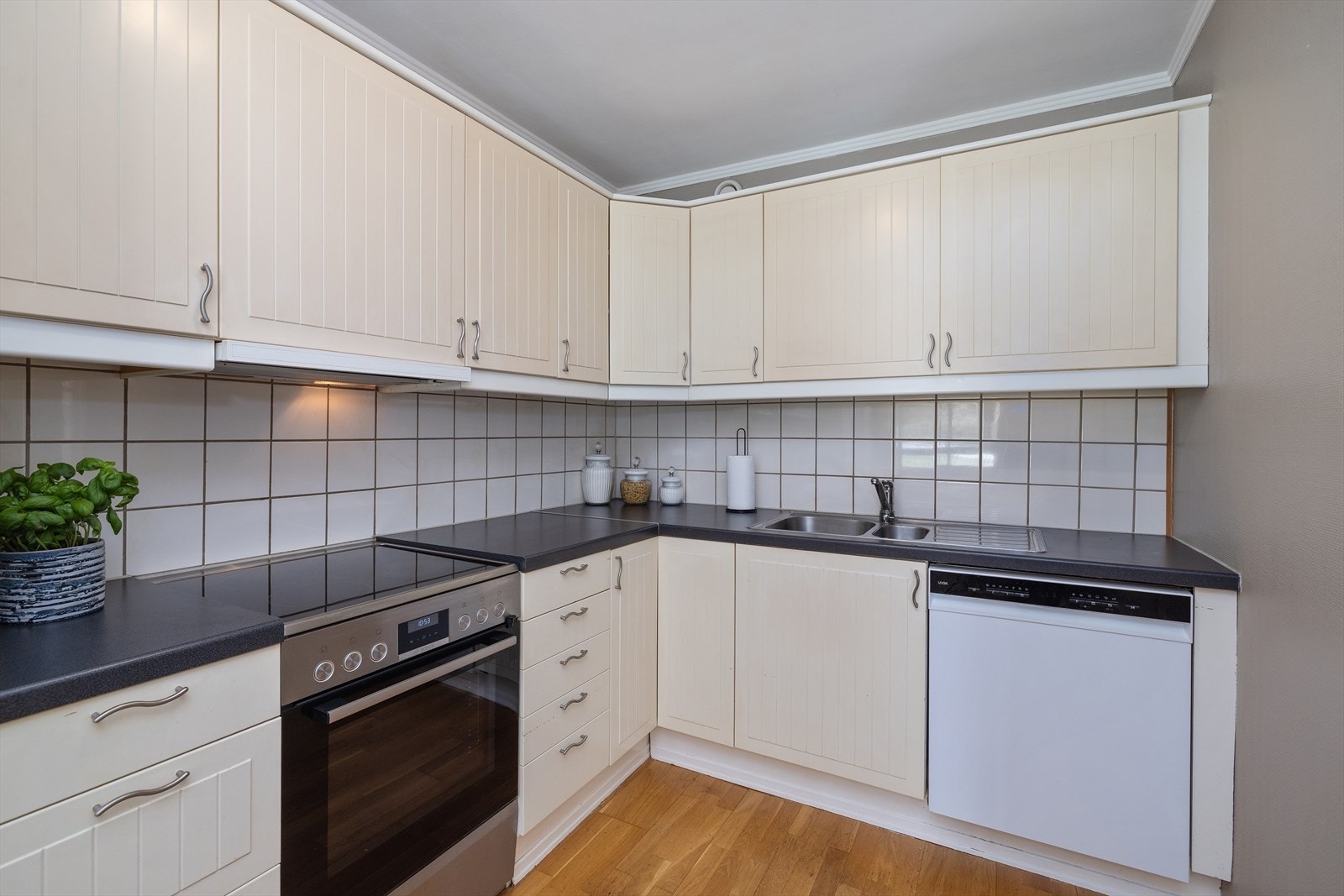 Over kokesonen er det montert kjøkkenventilator, og det er belysning under deler av overskapene. Galleribilde