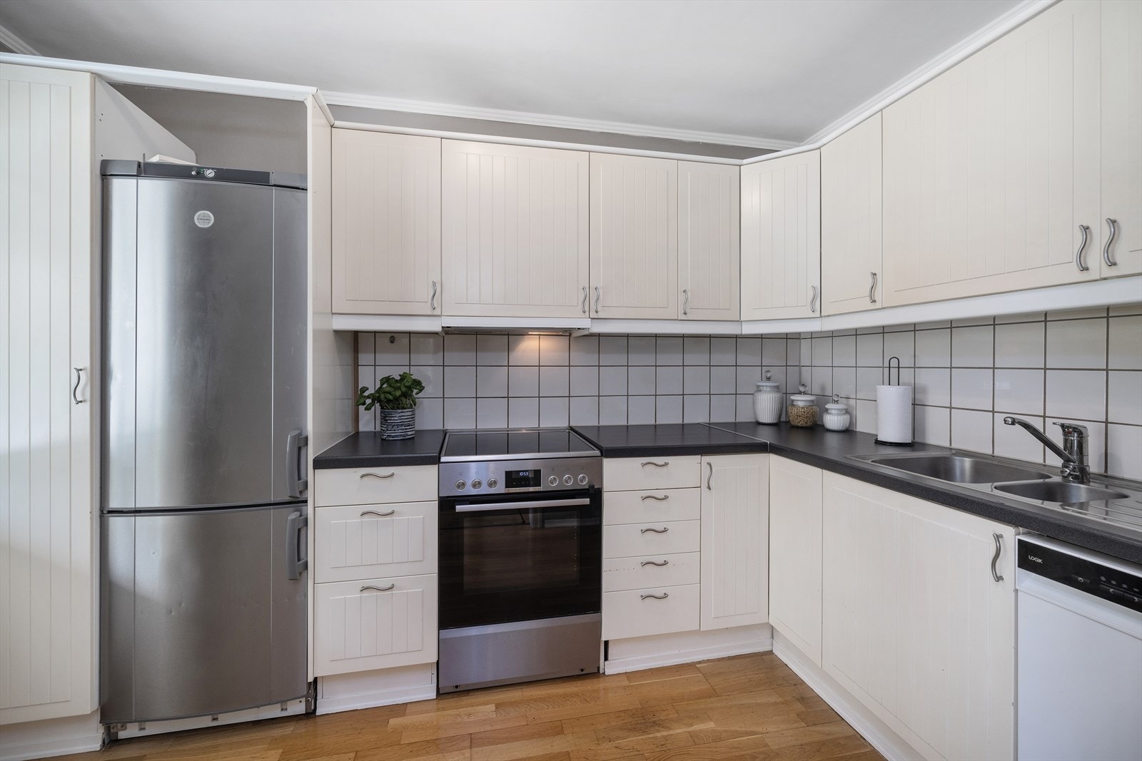 Innredningen er tilpasset frittstående hvitevarer og har godt med skapplass. Galleribilde