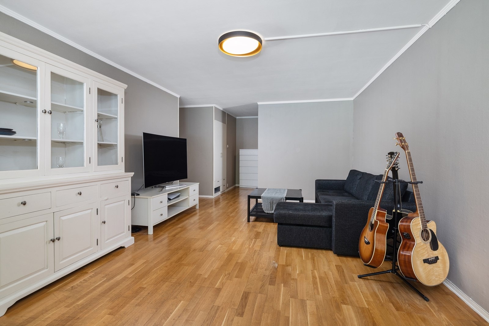 Rommet er lett å møblere og har plass til både sittegruppe og oppbevaringsmøbler. Galleribilde