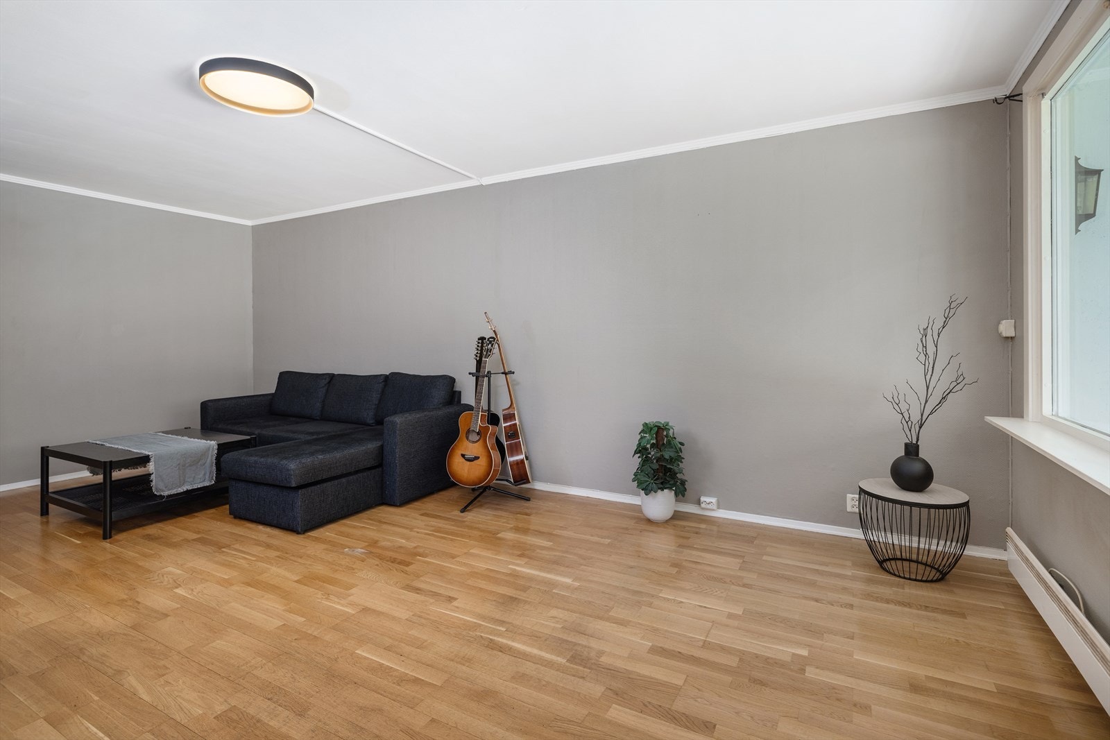 Stuen har parkett på gulvet og god plass til en romslig sofagruppe. Galleribilde