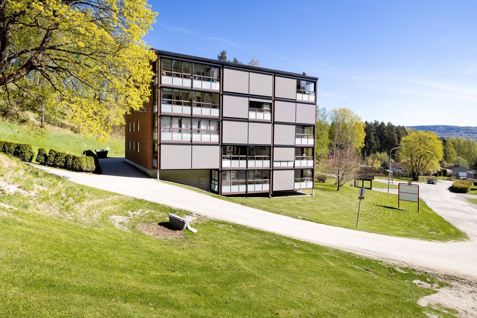 Bygningen fra 1975 har en solid fasade i teglstein og ligger i et veletablert og stille boligområde. Galleribilde