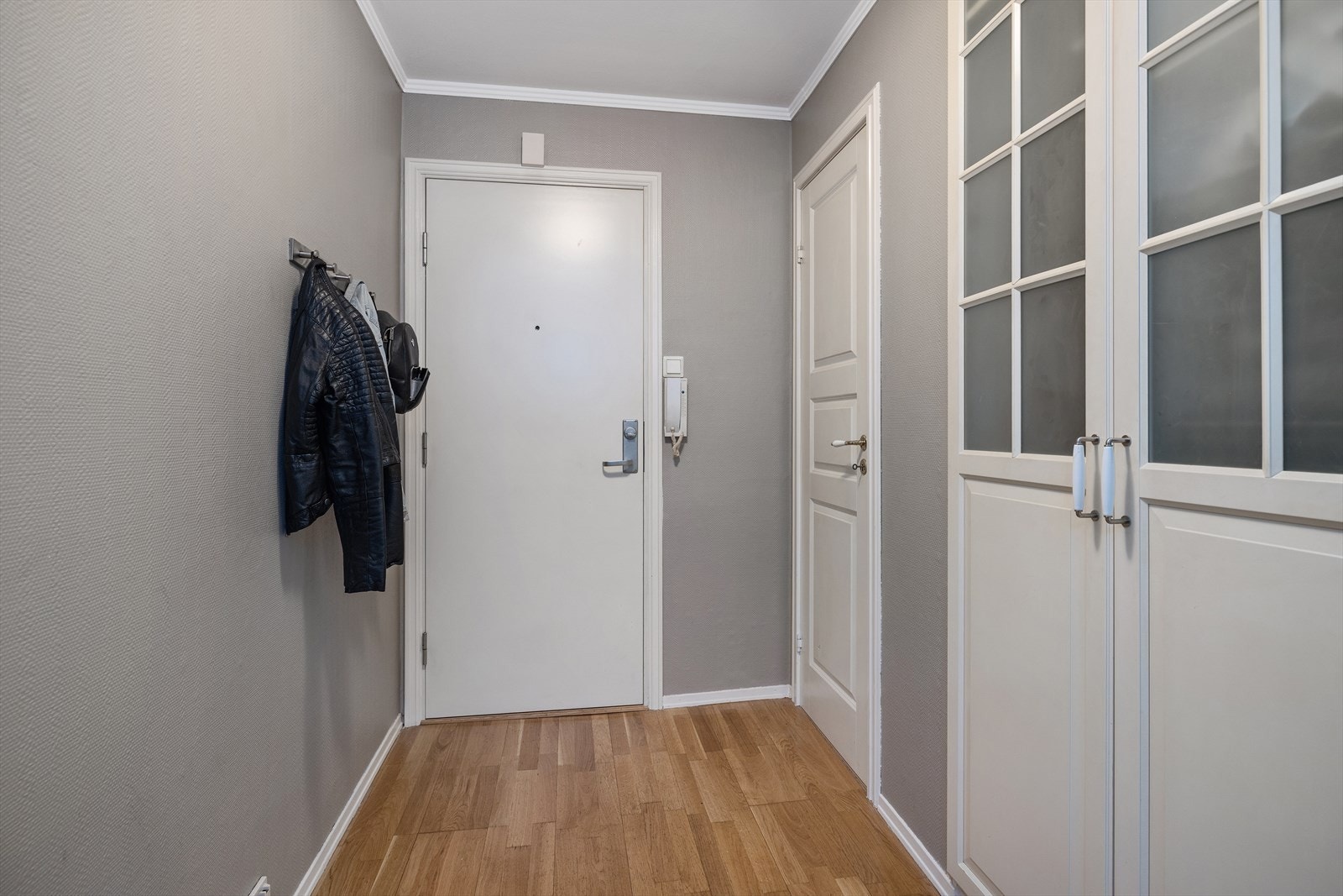 Ytterdøren er en brann- og lyddør (B30, DB35), og leiligheten har porttelefon til fellesinngangen. Galleribilde