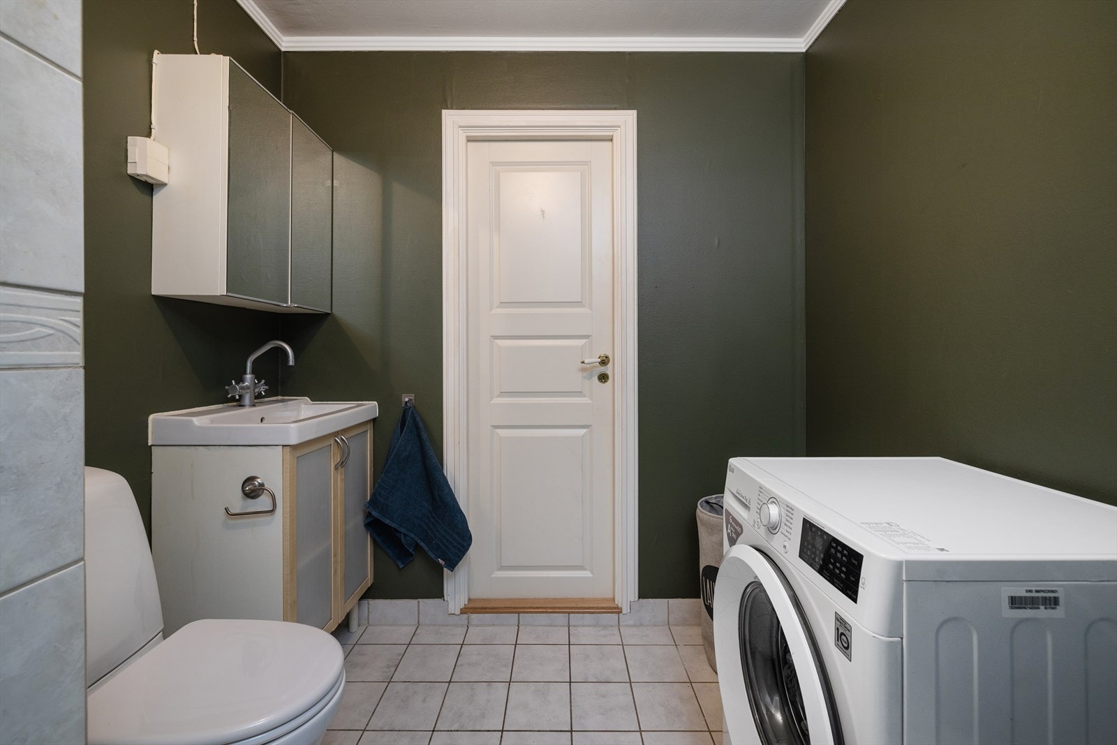 Badet har elektrisk gulvvarme og praktisk opplegg for vaskemaskin. Galleribilde